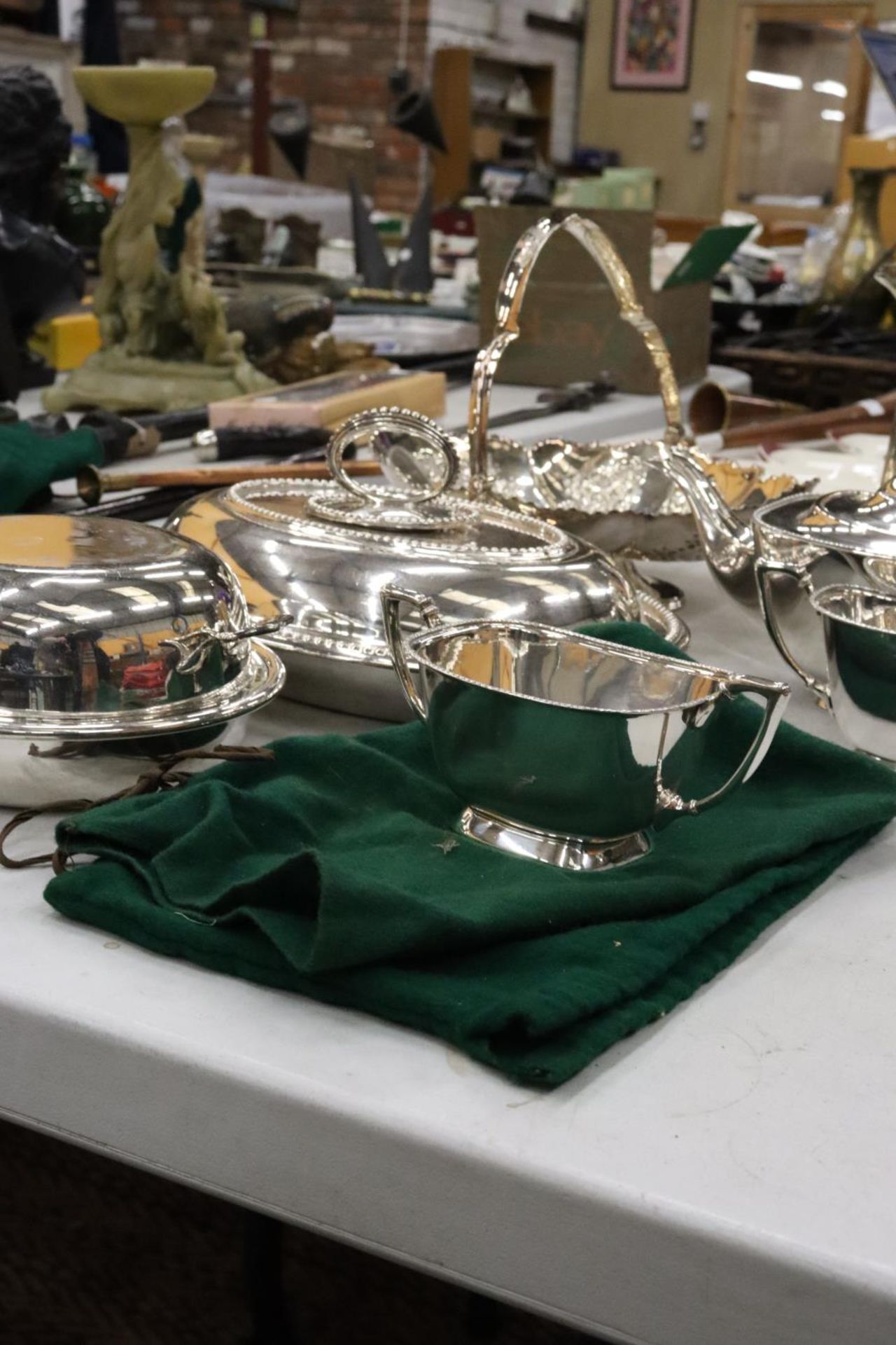A QUANTITY OF SILVER PLATED ITEMS TO INCLUDE A BASKET BOWL, COFFEE AND TEA POT, LIDDED SERVING - Image 2 of 5