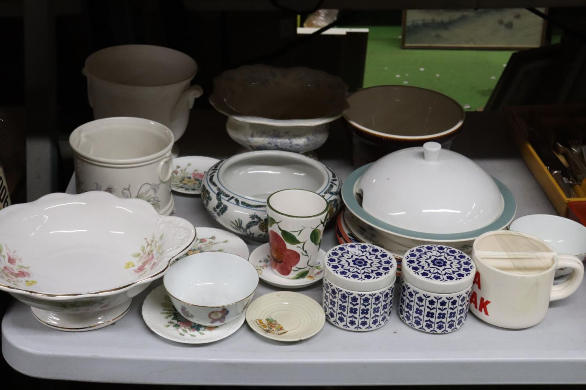 A LARGE QUANTITY OF CERAMICS TO INCLUDE A REGAL COLLECTION FOOTED BOWL, PLANTERS, PLATES, ETC.,