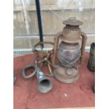 THREE VINTAGE ITEMS TO INCLUDE A CAR HORN, BRASS STAND AND PARAFIN LAMP ETC