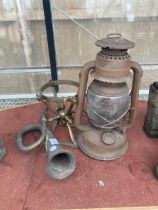 THREE VINTAGE ITEMS TO INCLUDE A CAR HORN, BRASS STAND AND PARAFIN LAMP ETC
