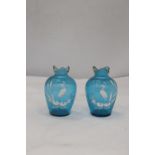 A PAIR OF SMALL BLUE MARY GREGORY STYLE ETCHED VASES, HEIGHT 12CM