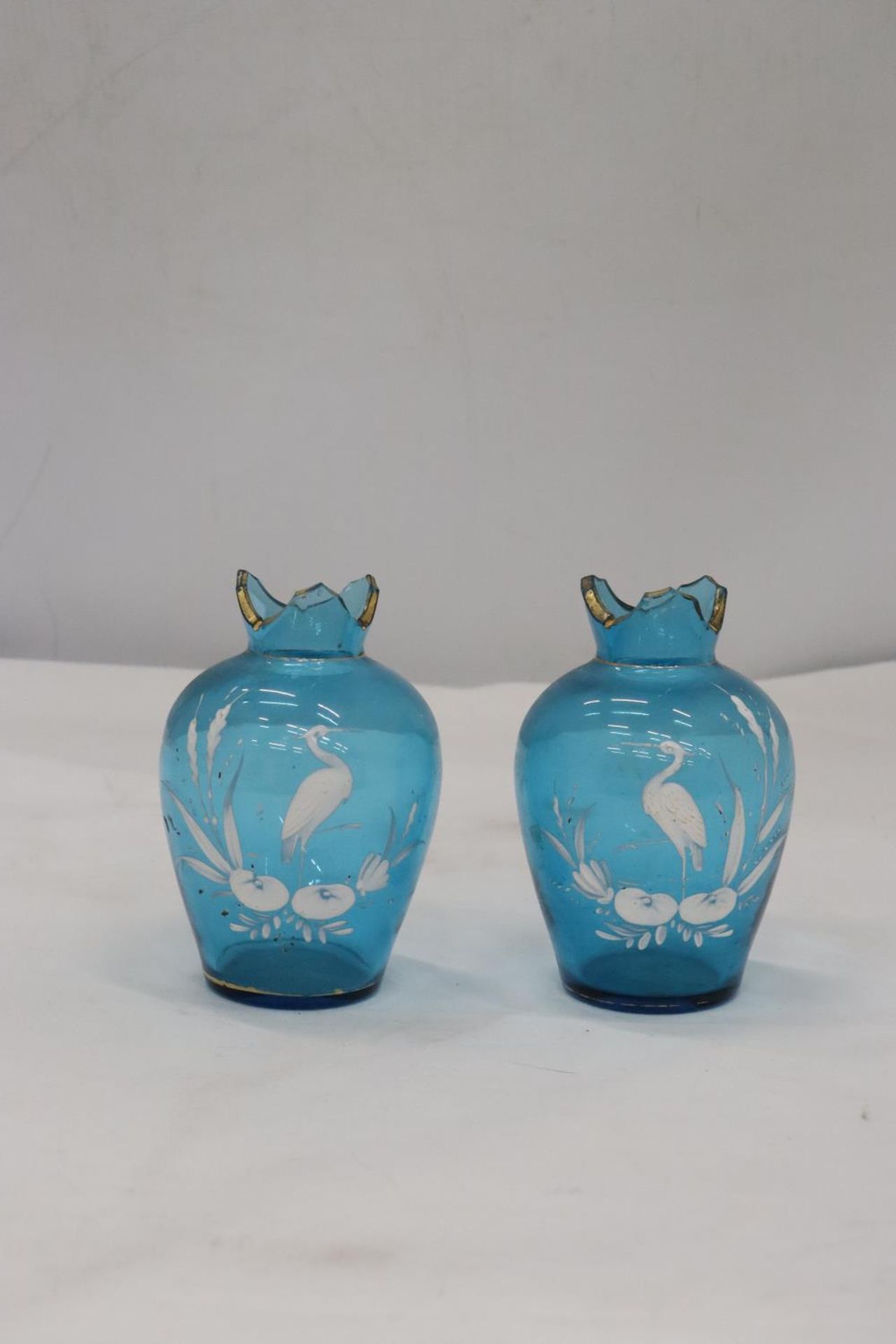 A PAIR OF SMALL BLUE MARY GREGORY STYLE ETCHED VASES, HEIGHT 12CM