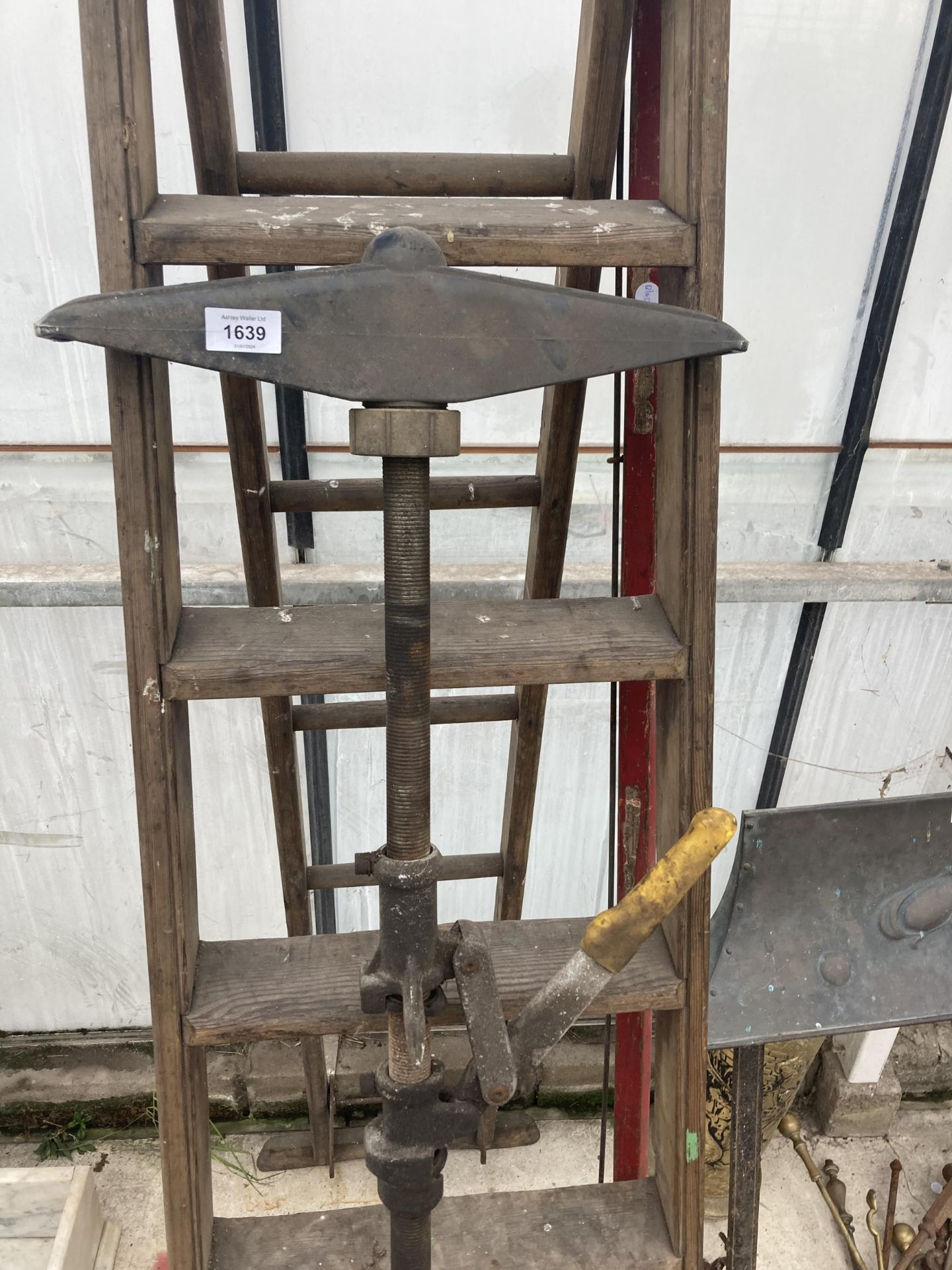A VINTAGE WOODEN STEP LADDER, A CALVING JACK AND A LONG REACH LOPPER - Image 3 of 4