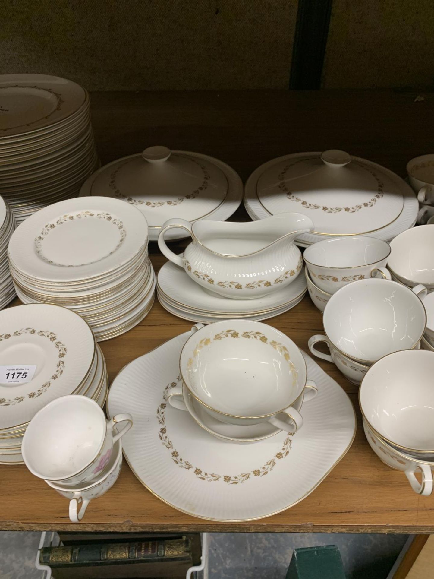 A LARGE QUANTITY OF ROYAL DOULTON 'FAIRFAX' AND 'RONDO' DINNER WARE TO INCLUDE VARIOUS SIZES OF - Image 3 of 4