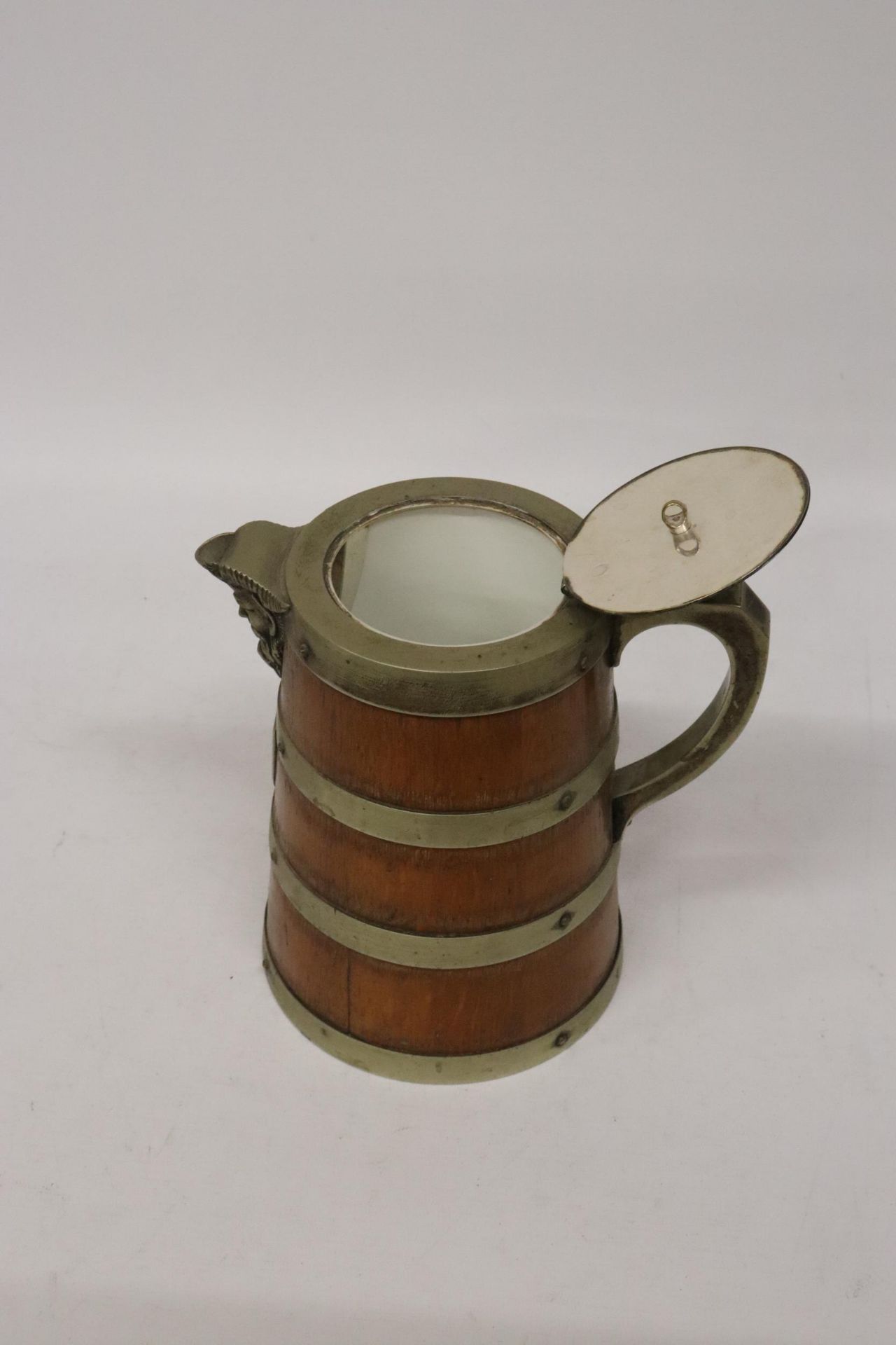 AN OAK AND SILVER PLATED BANDED ICE WATER JUG - 23CM (H) - Image 2 of 8