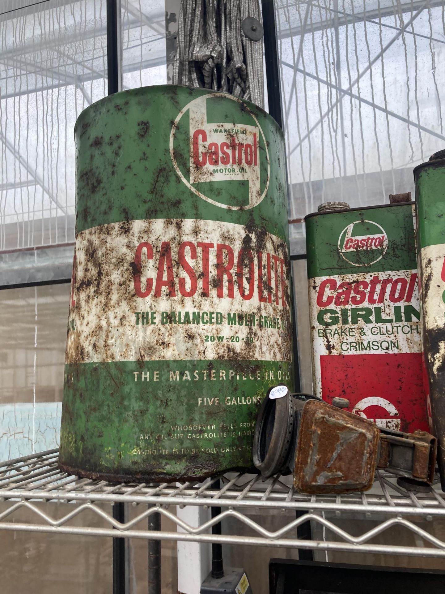 AN ASSORTMENT OF VINTAGE OIL CANS TO INCLUDE CASTROL, TO ALSO INCLUDE A CAR LIGHT AND A RAILWAY - Image 3 of 3