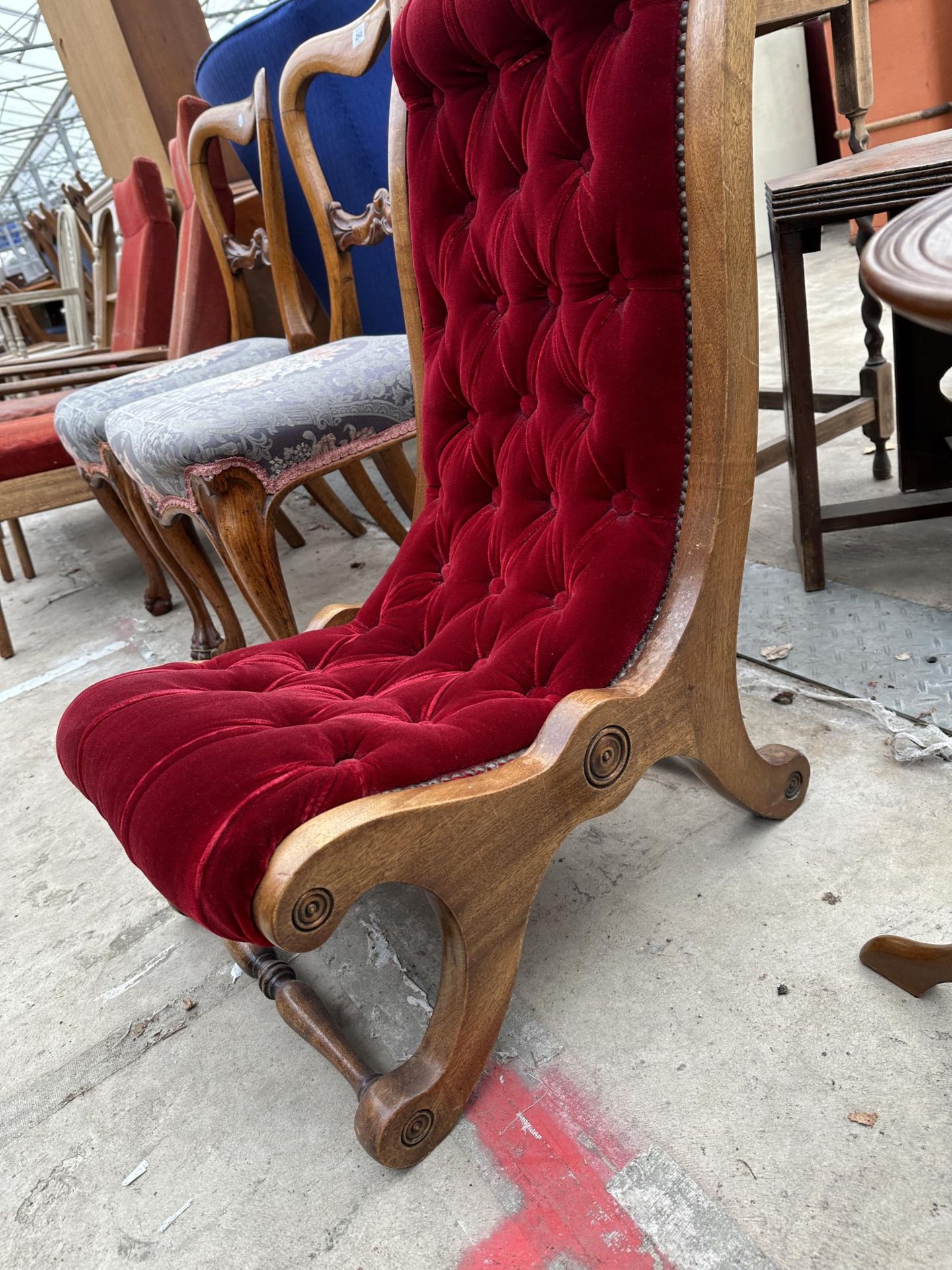 A VICTORIAN STYLE MAROON BUTTONED SLIPPER CHAIR - Image 4 of 4