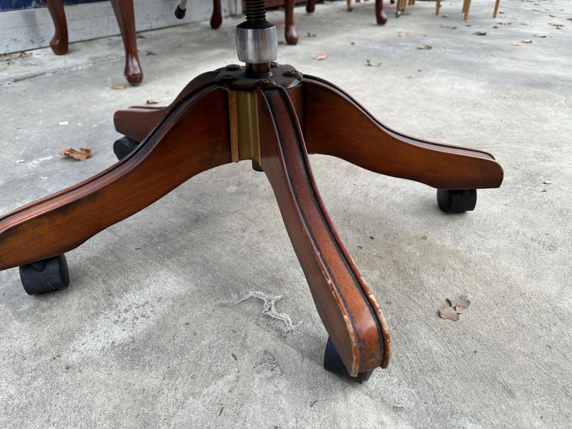 AN OXBLOOD BUTTONED LEATHER SWIVEL CAPTAIN'S CHAIR - Image 4 of 4