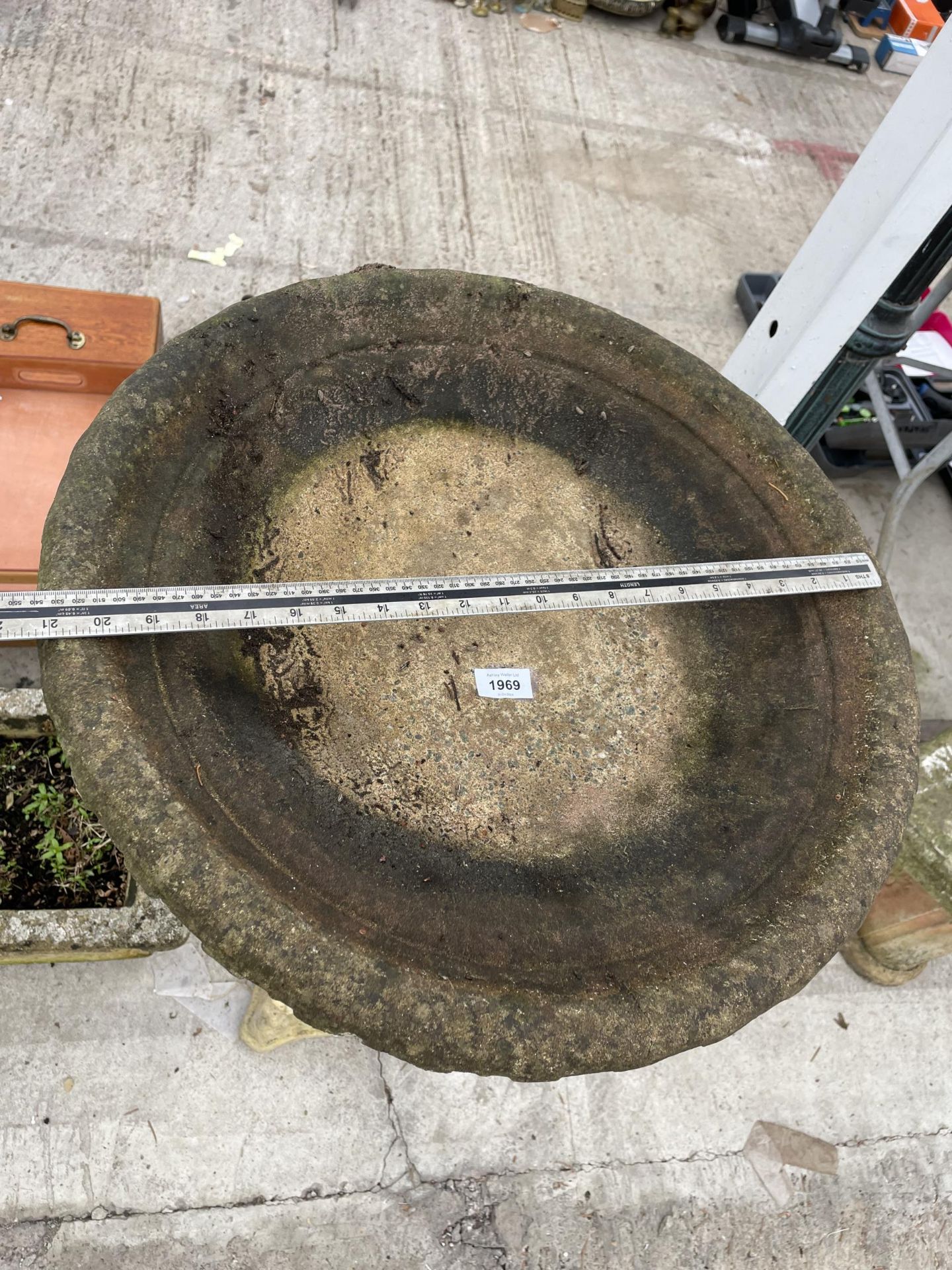 A CONCRETE BIRDBATH WITH TALL COLUMN BASE (H:104CM) - Image 3 of 3