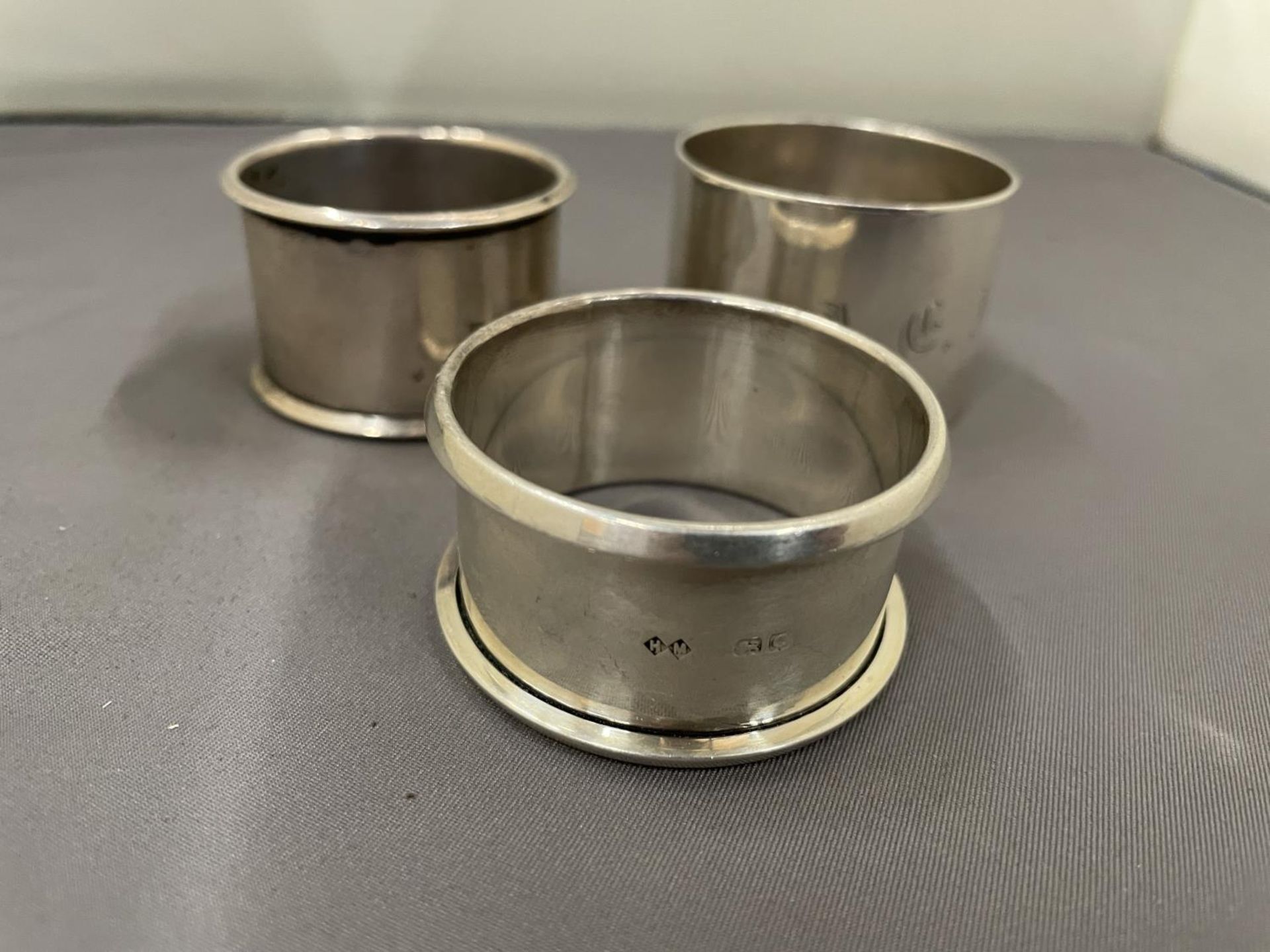 THREE HALLMARKED SILVER NAPKIN RINGS GROSS WEIGHT 83.6 GRAMS - Image 2 of 8