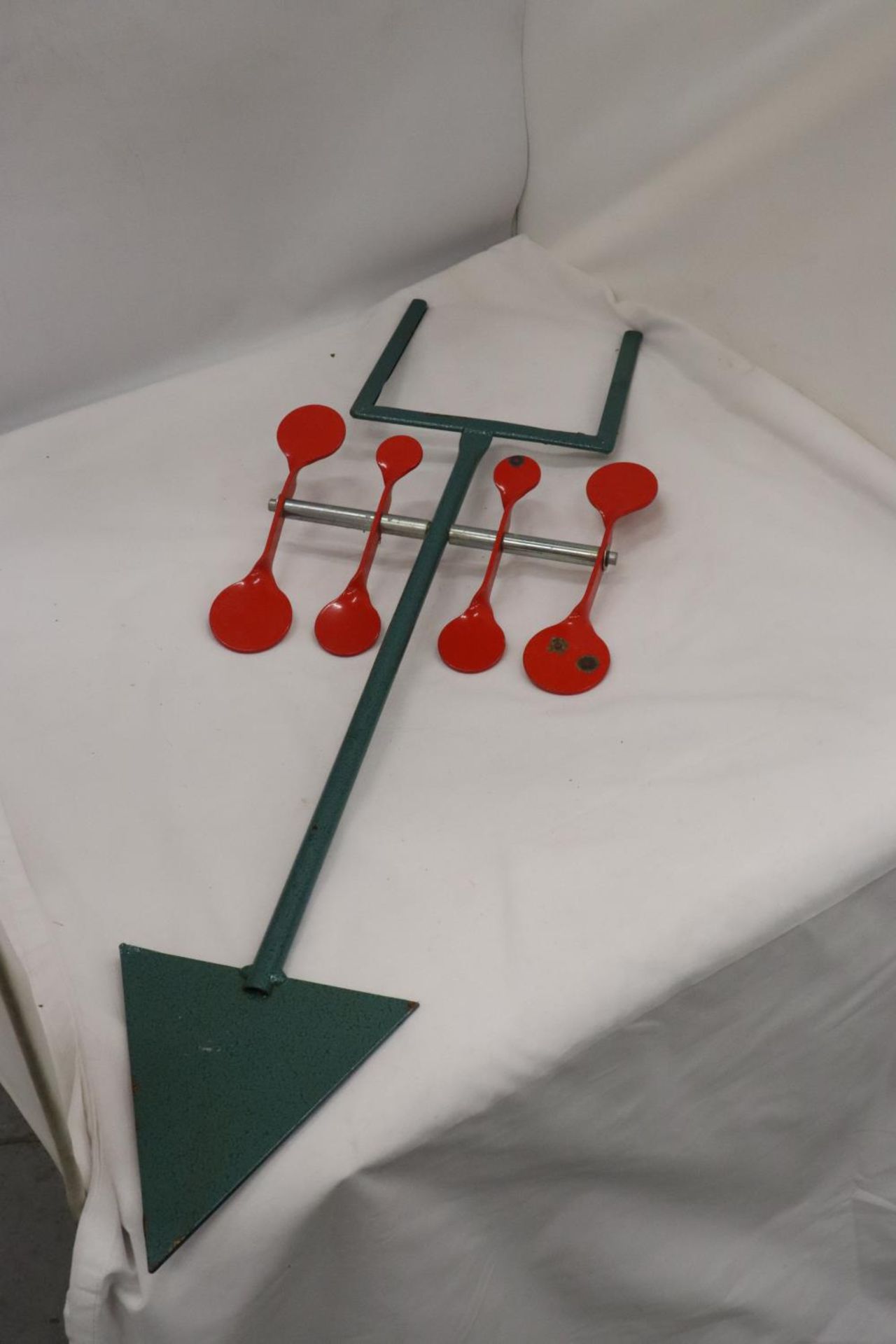 A METAL SPINNING TARGET FOR RIFLE PRACTICE