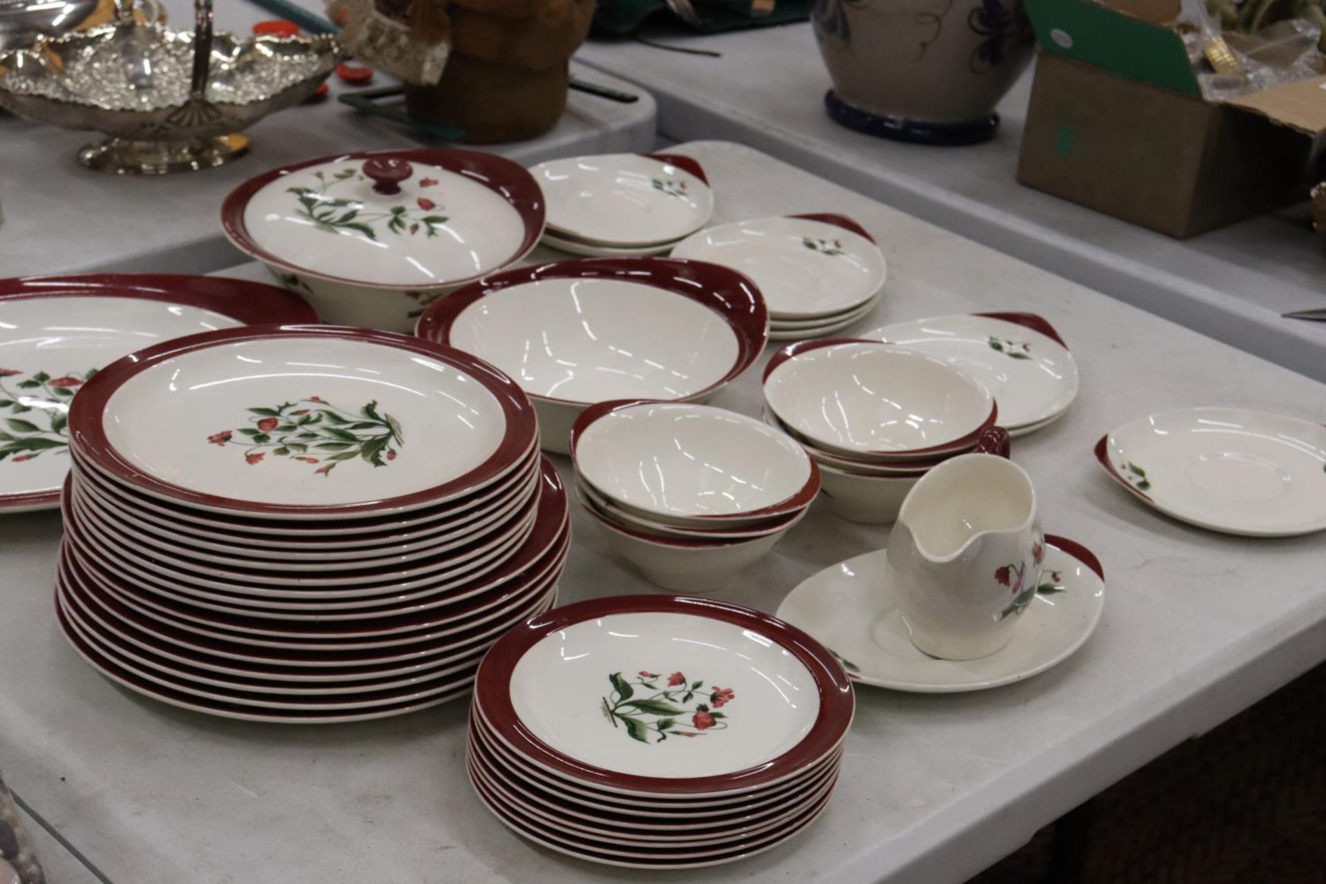 A QUANTITY OF WEDGWOOD 'MAYFIELD DINNER WARE TO INCLUDE VARIOUS SIZES OF PLATES, SERVING BOWLS, - Image 5 of 6