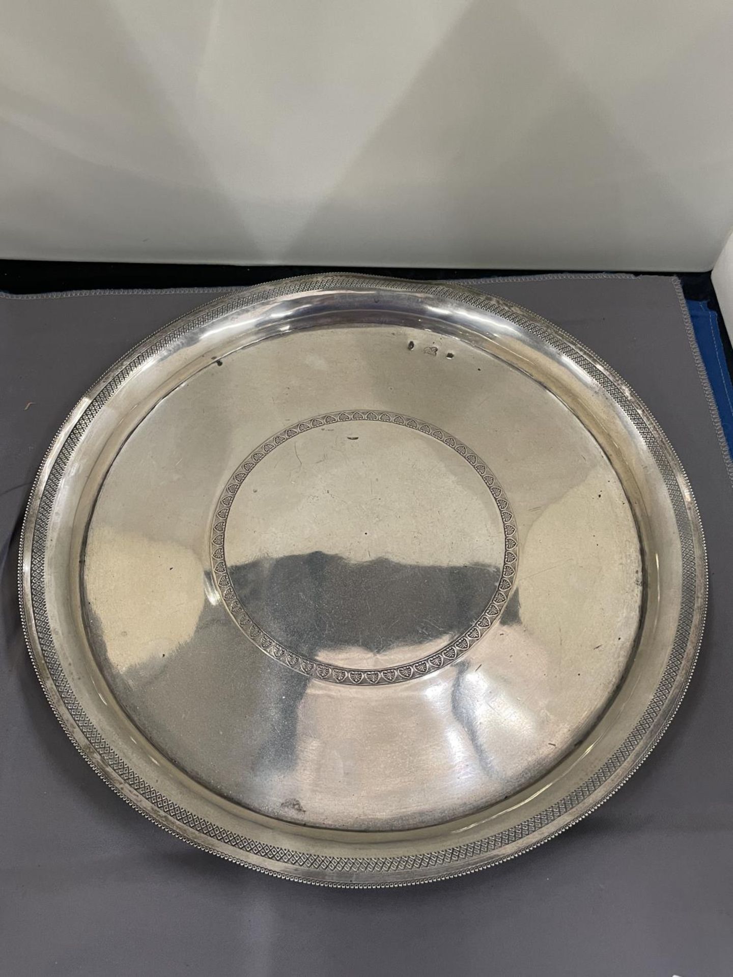 A POSSIBLY CONTINENTAL SILVER TRAY - Image 2 of 8