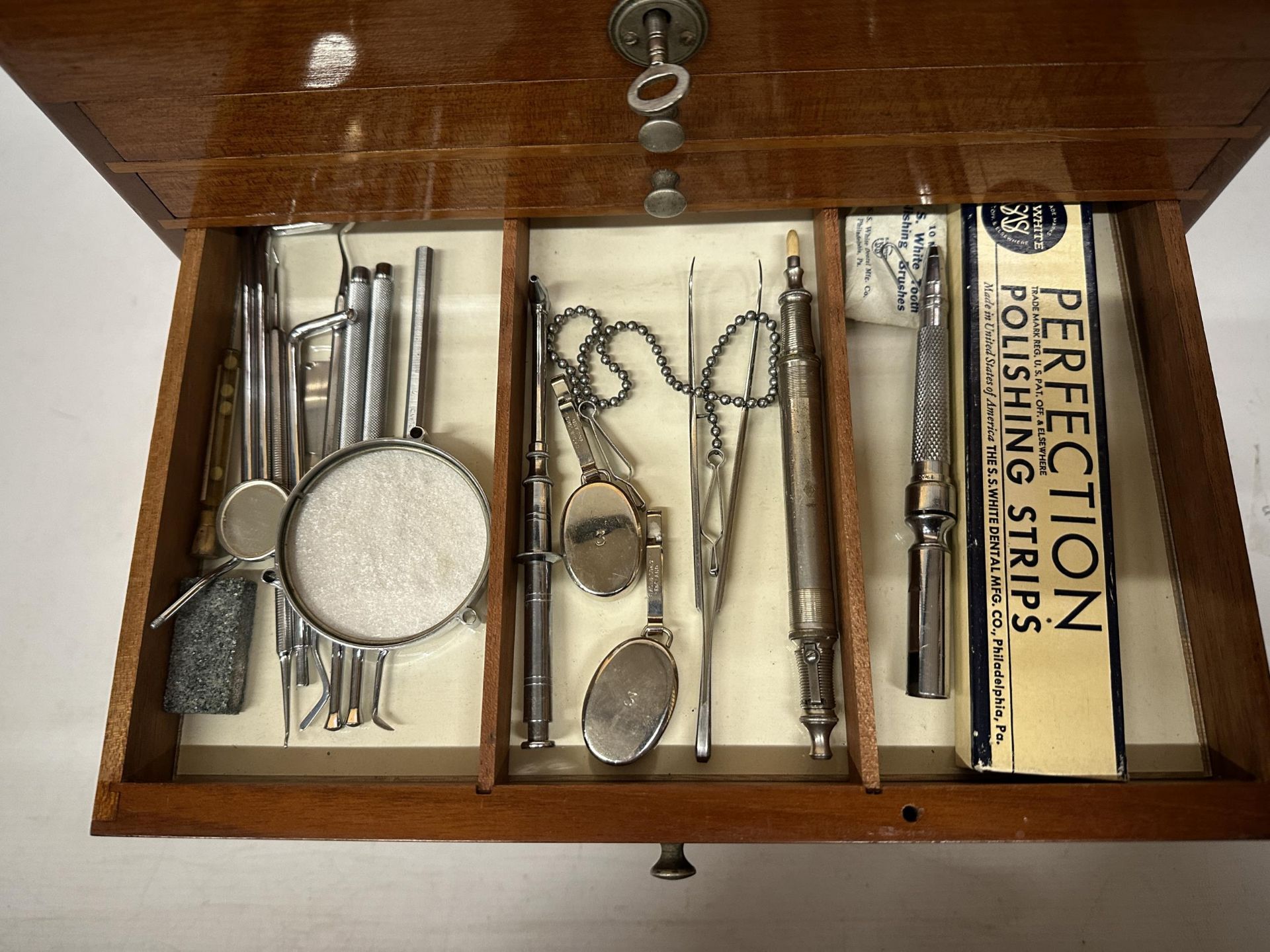 AN DENTAL SURGEON'S ANTIQUE TRAVEL CABINET WITH CONTENTS - Image 7 of 10