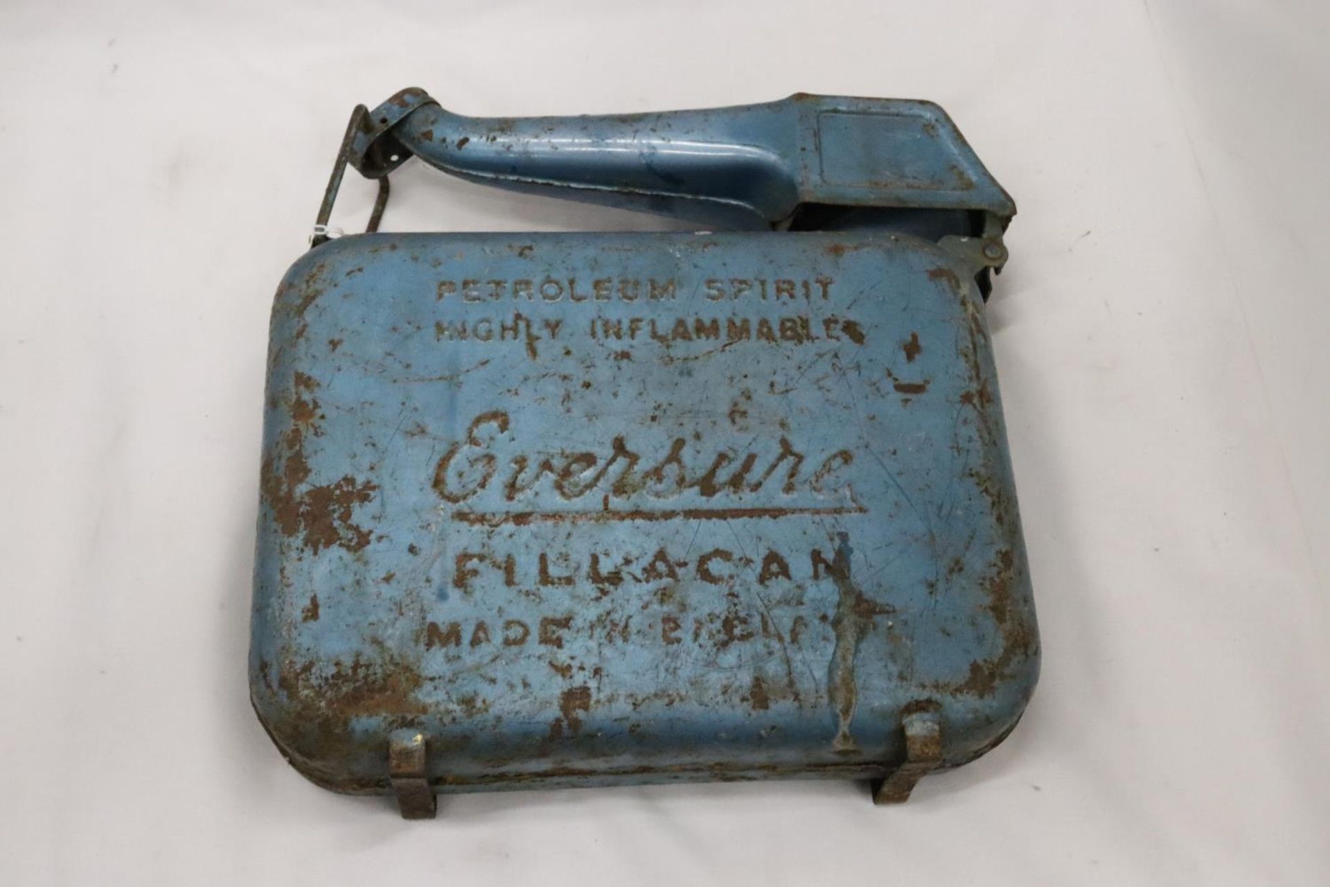 A VINTAGE EVERSURE PETROL CAN - Image 5 of 5