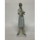 A LLADRO STYLE LADY FIGURE HOLDING A LAMB