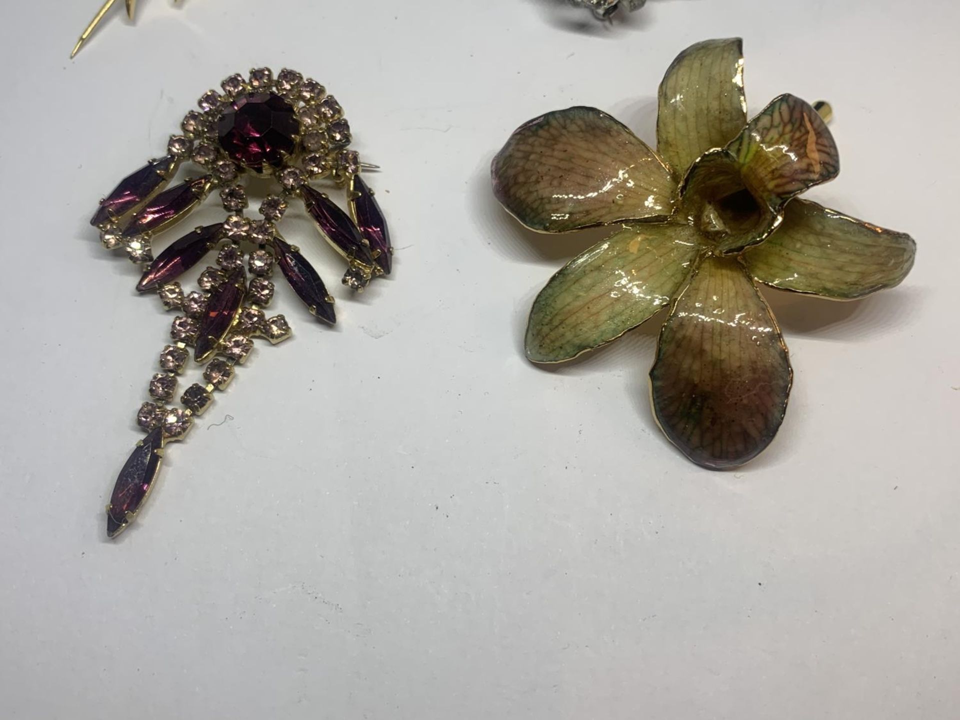 FOUR ASSORTED COSTUME JEWELLERY BROOCHES - Image 3 of 3