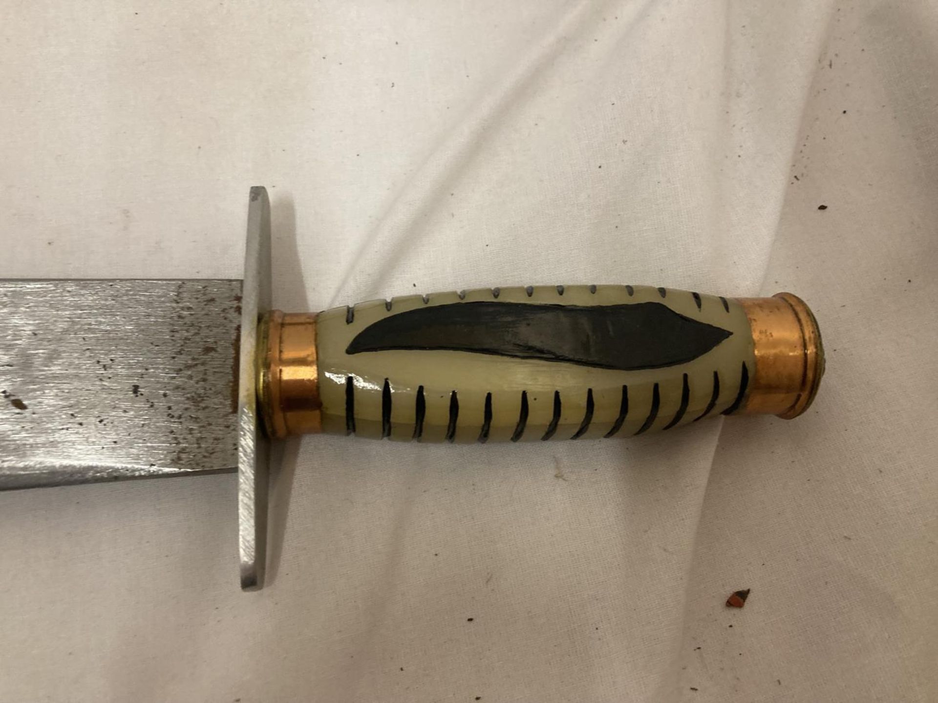 A BOWIE KNIFE AND SCABBARD WITH 26.5CM BLADE - Image 2 of 4