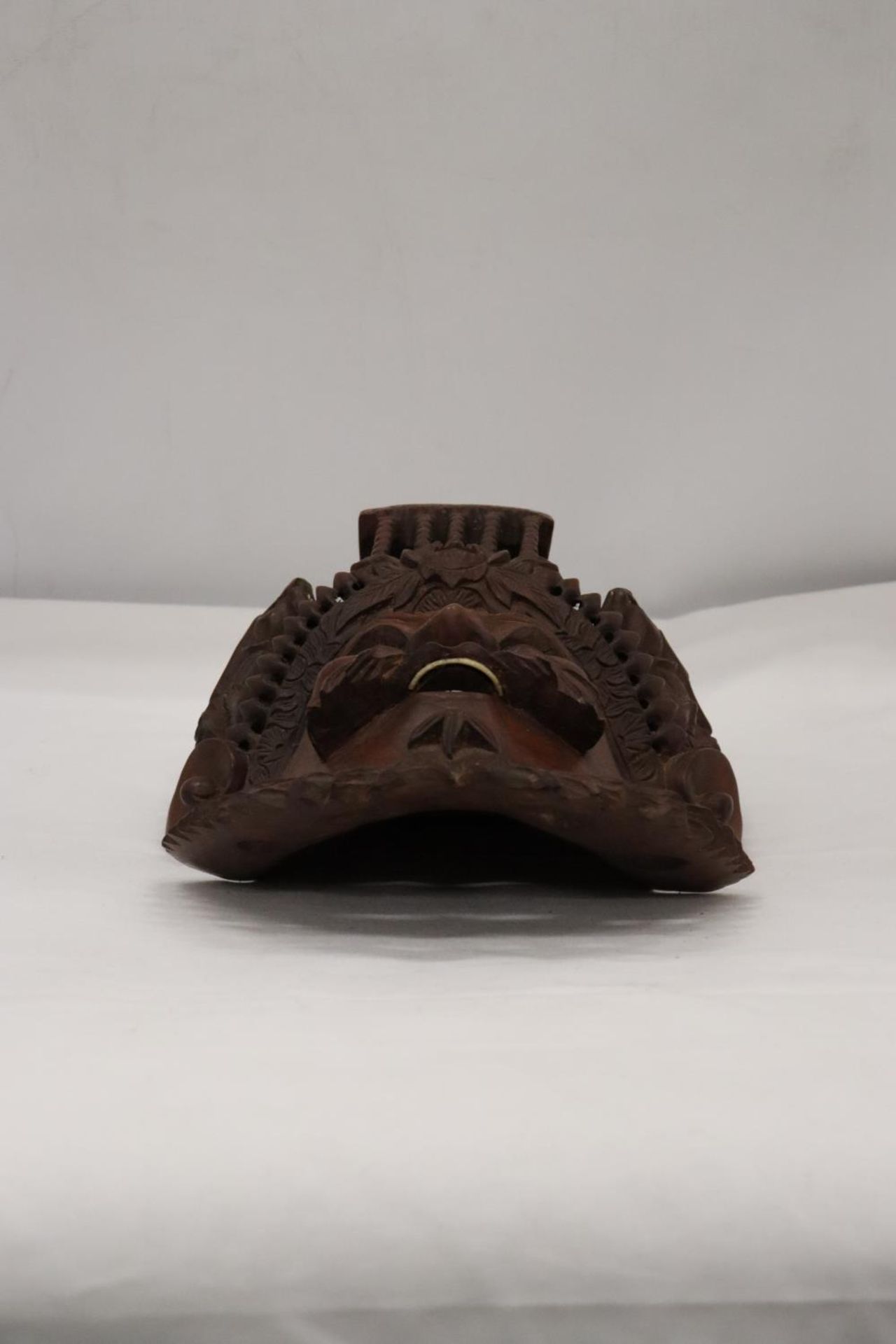 AN ASIAN STYLE CARVED WOODEN MASK - Image 2 of 6