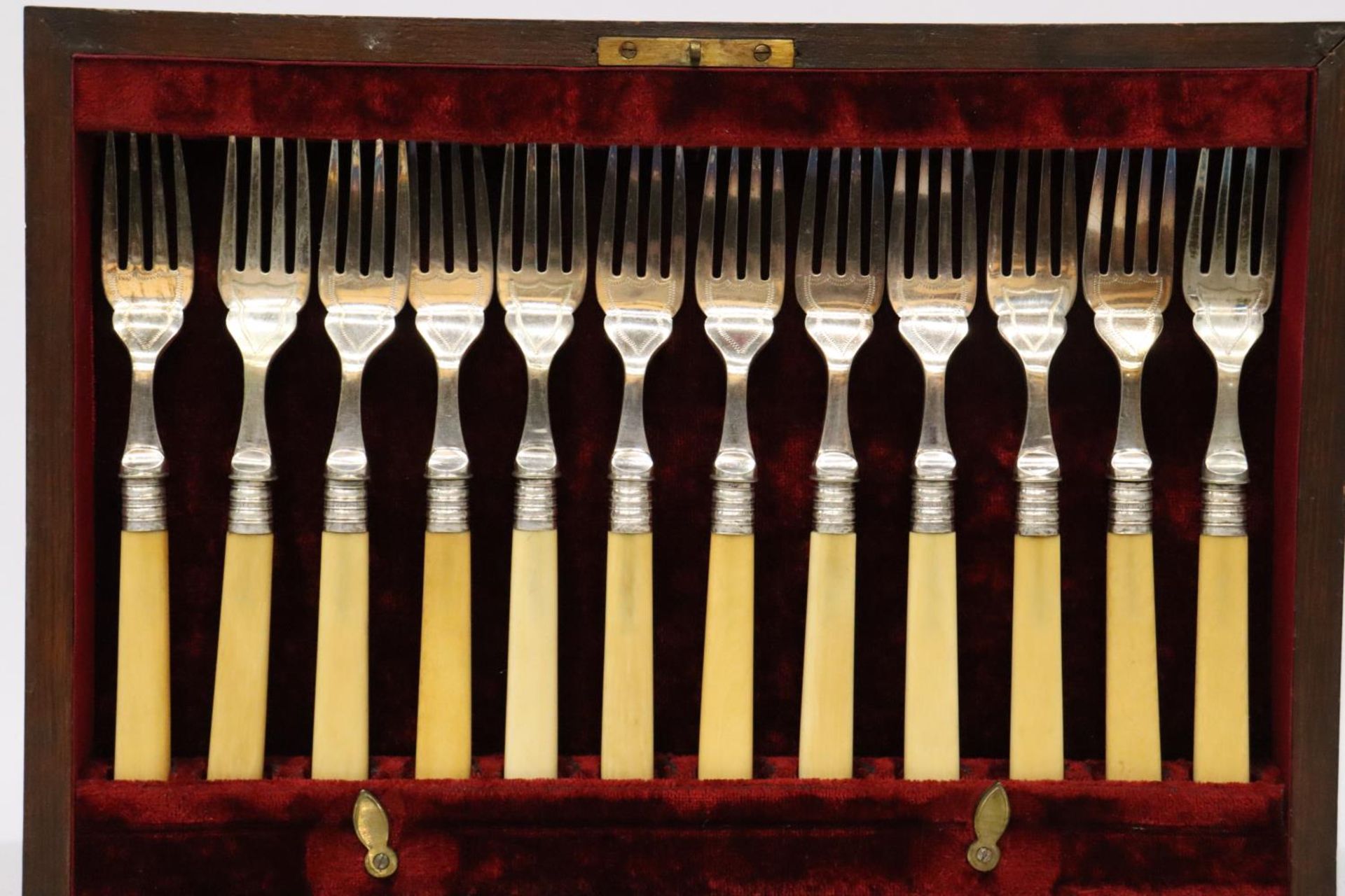 A VINTAGE SET OF FISH KNIVES AND FORKS IN A MAHOGANY BOX WITH HALLMARKED SILVER COLLARS - Bild 4 aus 4