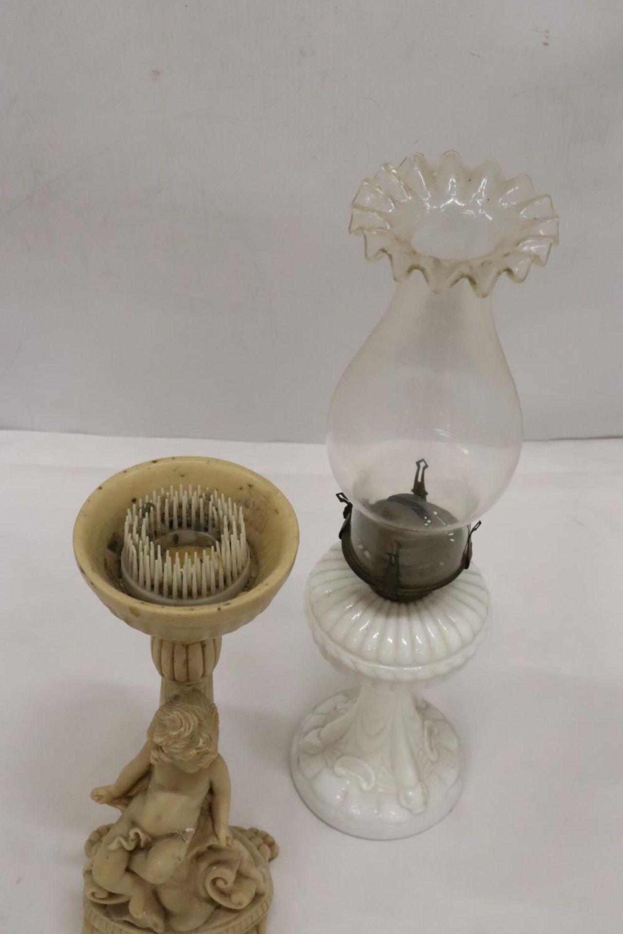 A WHITE BASED GLASS FLUTED SHADE OIL LAMP AND A CHERUB DESIGN FLOWER ARRANGIMG STAND - Image 3 of 5
