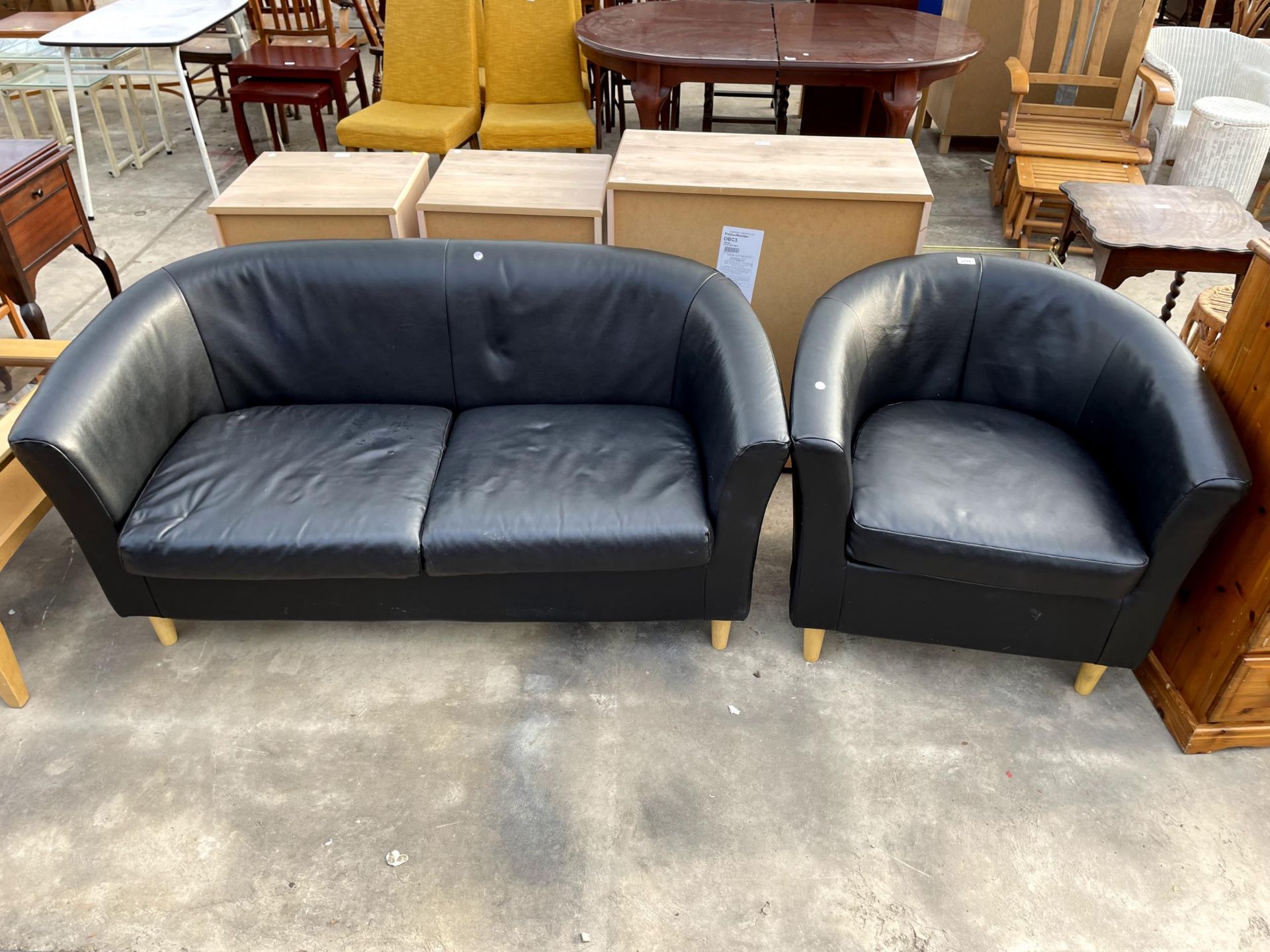 A MODERN BLACK LEATHER TWO SEATER SETTEE AND MATCHING EASY CHAIR