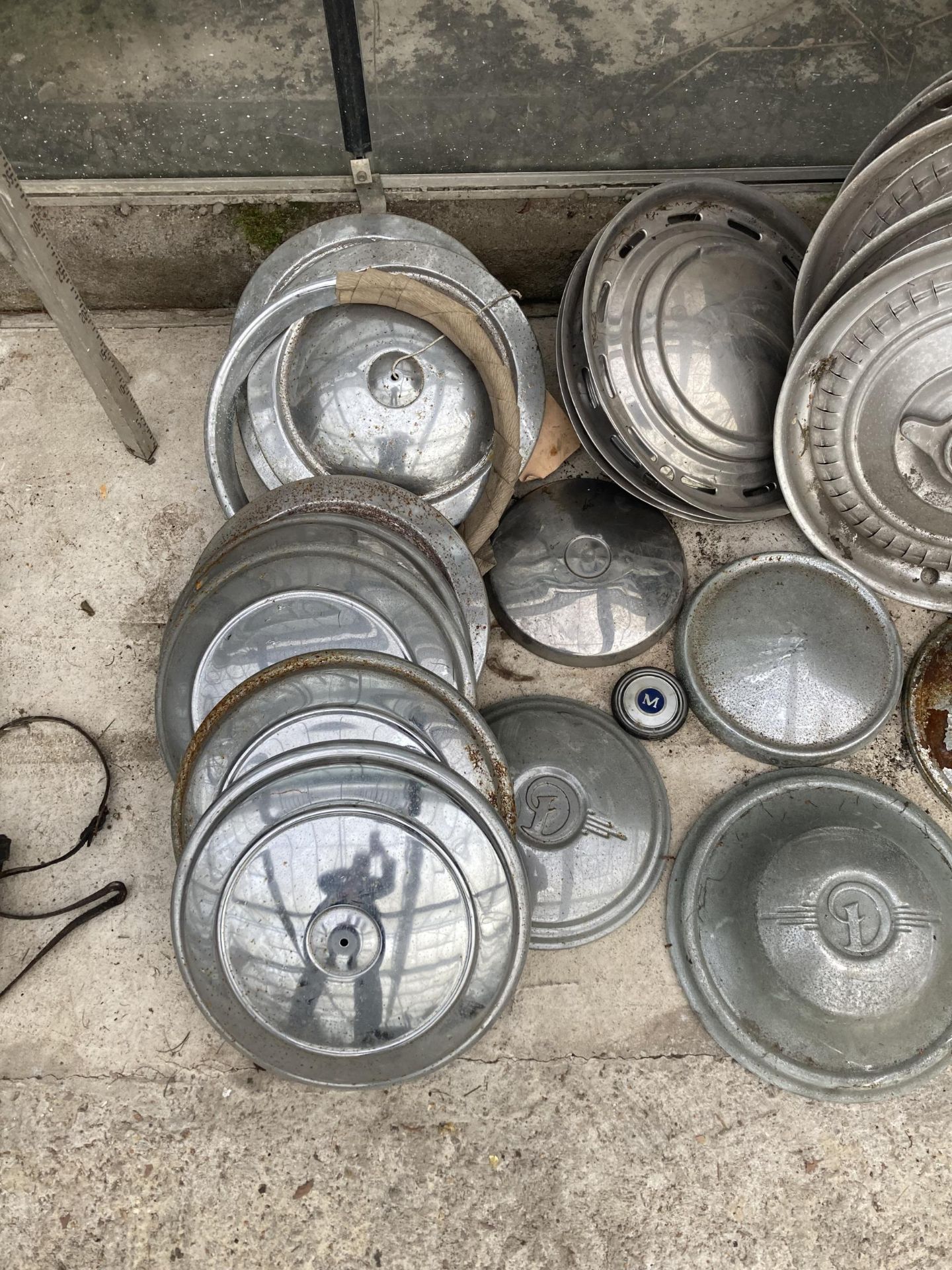 A LARGE COLLECTION OF VINTAGE AUTOMOBILE HUB CAPS - Image 2 of 3