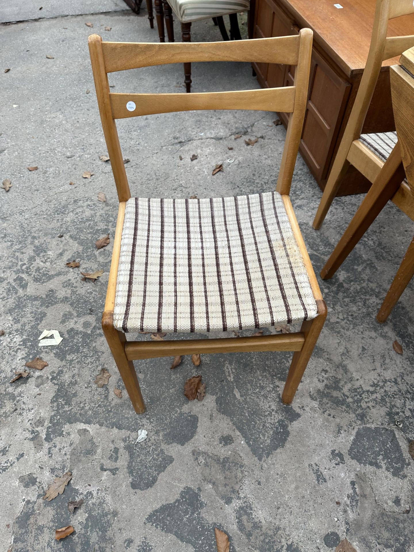 A DROP LEAF KITCHEN TABLE AND FOUR CHAIRS 44" DIAMETER - Image 4 of 4