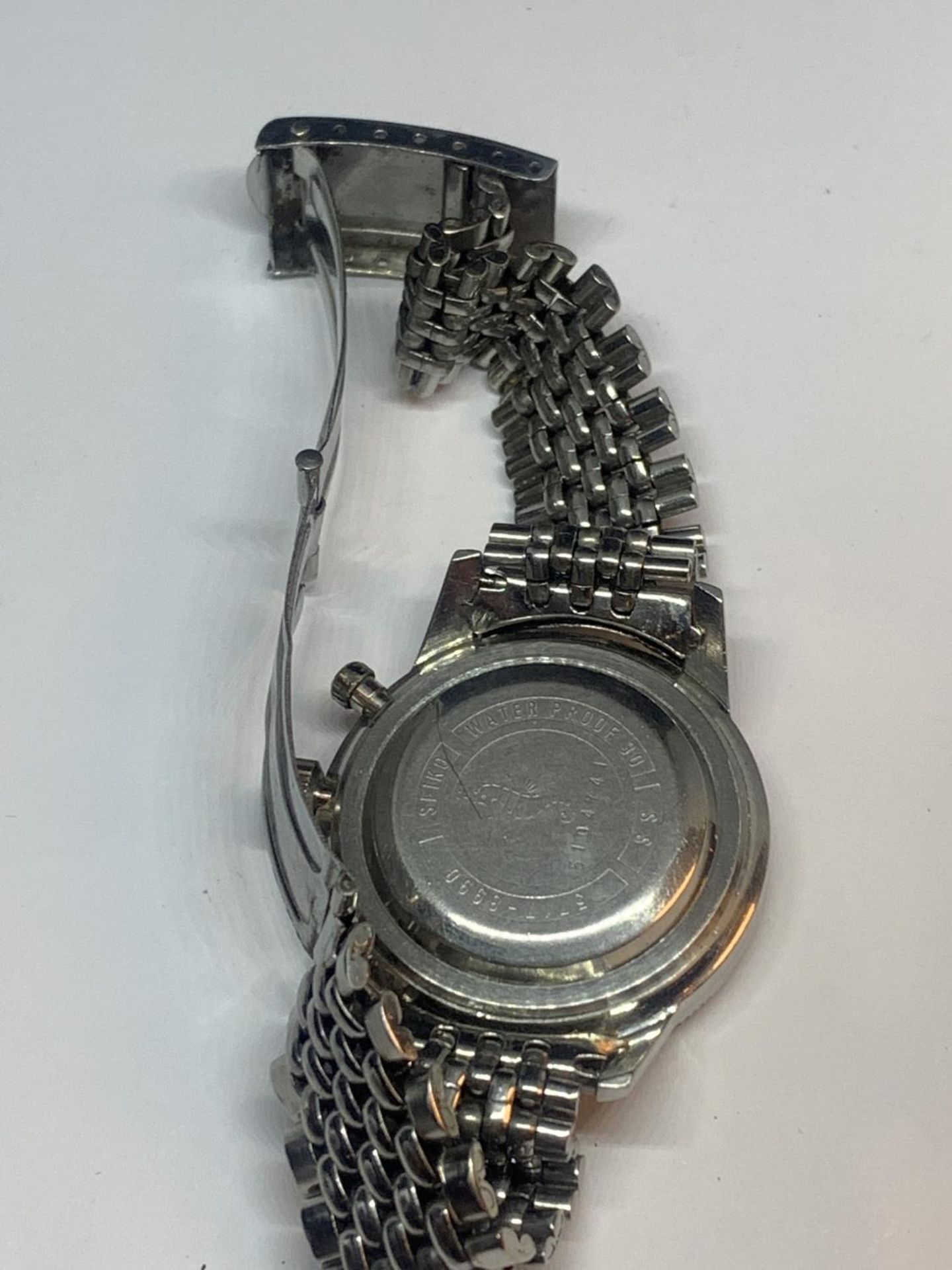 A SEIKO MONOPUSHER CHRONOGRAPH WATCH 5717-8990 SEEN WORKING BUT NO WARRANTY - Image 3 of 4