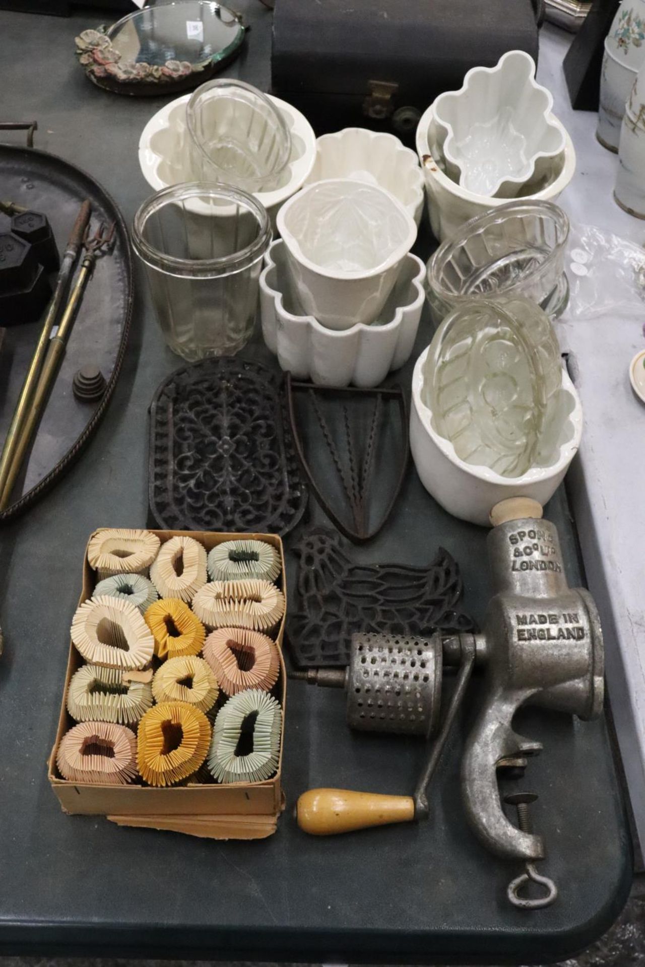 A MIXED LOT OF VINTAGE KITCHENALIA TO INCLUDE CERAMIC AND GLASS MOULDS, PIE DISH COLLARS, CAST