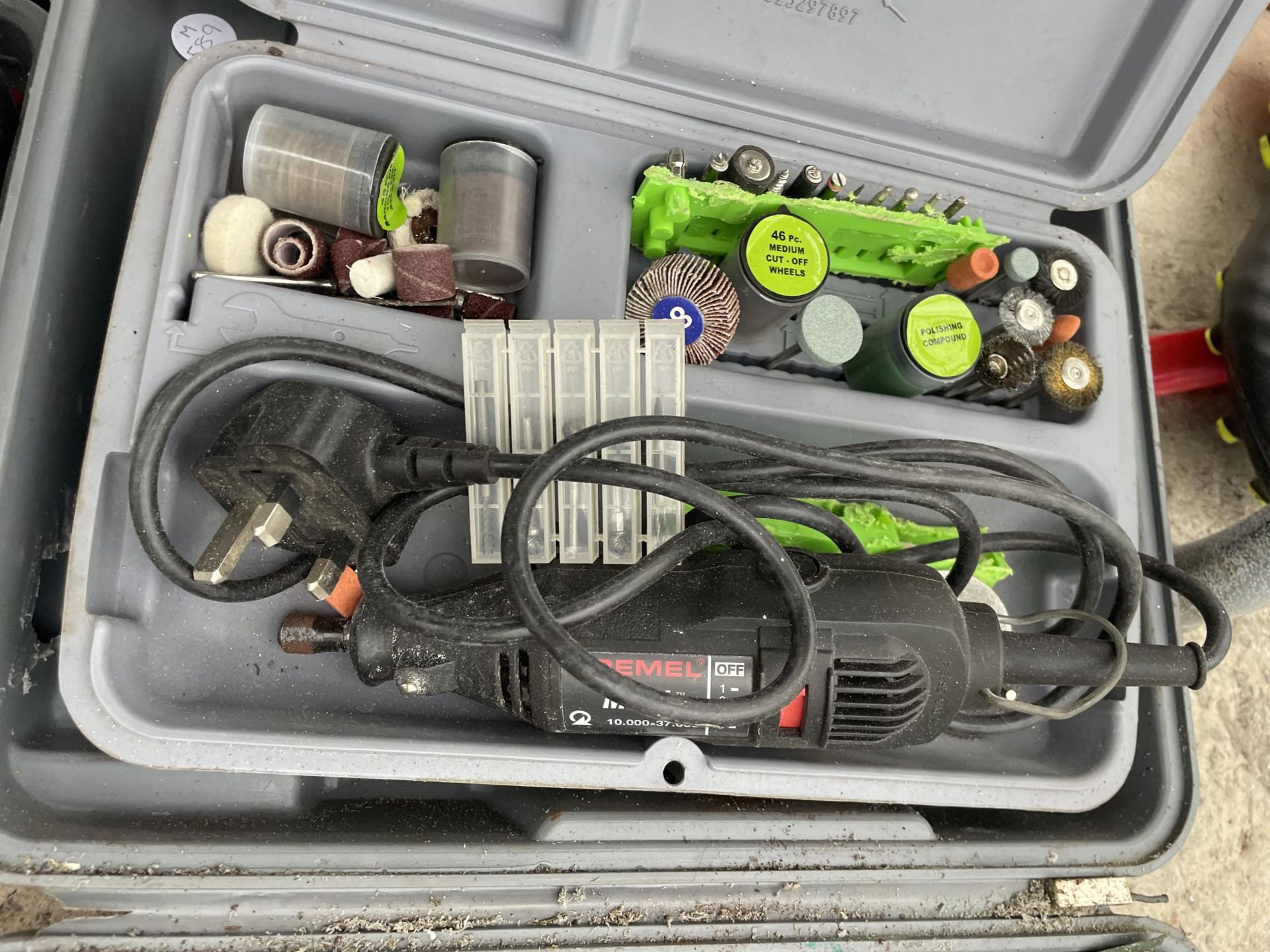 AN ASSORTMENT OF TOOLS TO INCLUDE SOLDERING IRONS, WIRE AND A DREMEL MULTI TOOL ETC - Image 2 of 4