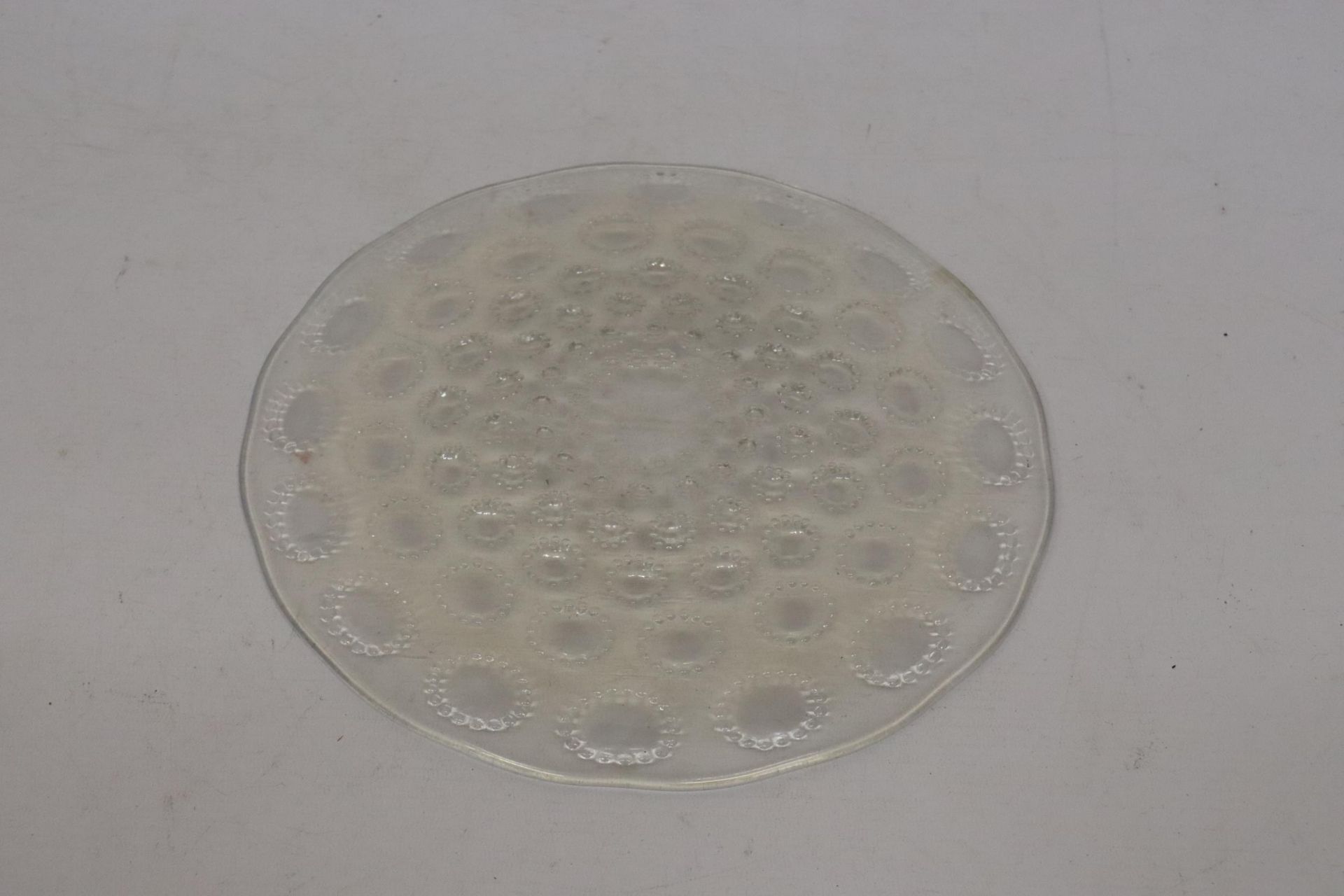 A RENE LALIQUE OPALESCENT GLASS PLATE - 27.5 CM DIAMETER MARKED R LALIQUE FRANCE TO BASE - Image 4 of 4