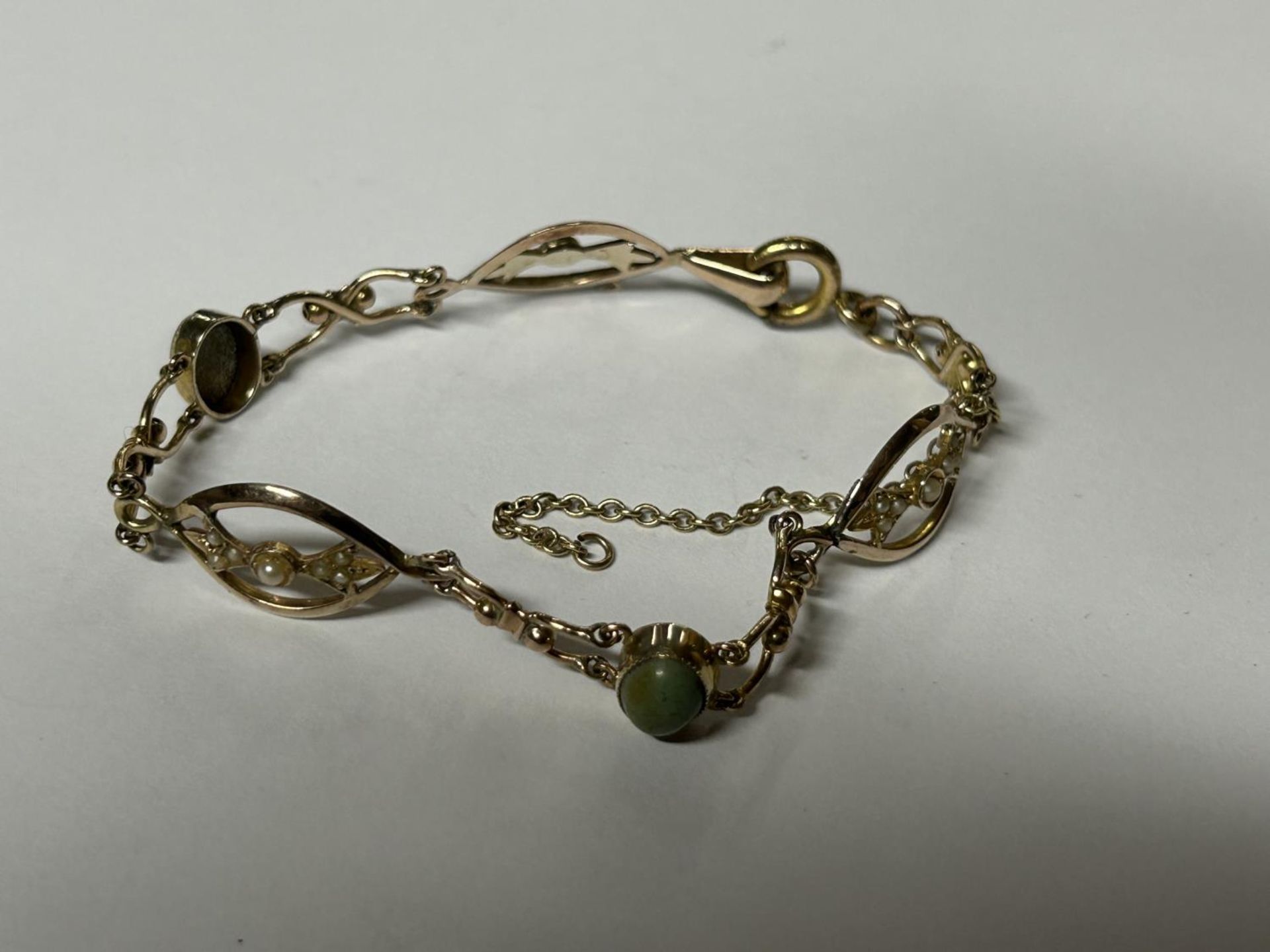 A VINTAGE 9CT YELLOW GOLD, JADE AND PEARL BRACELET WITH SAFETY CHAIN GROSS WEIGHT 6.35 GRAMS, LENGTH - Image 4 of 4