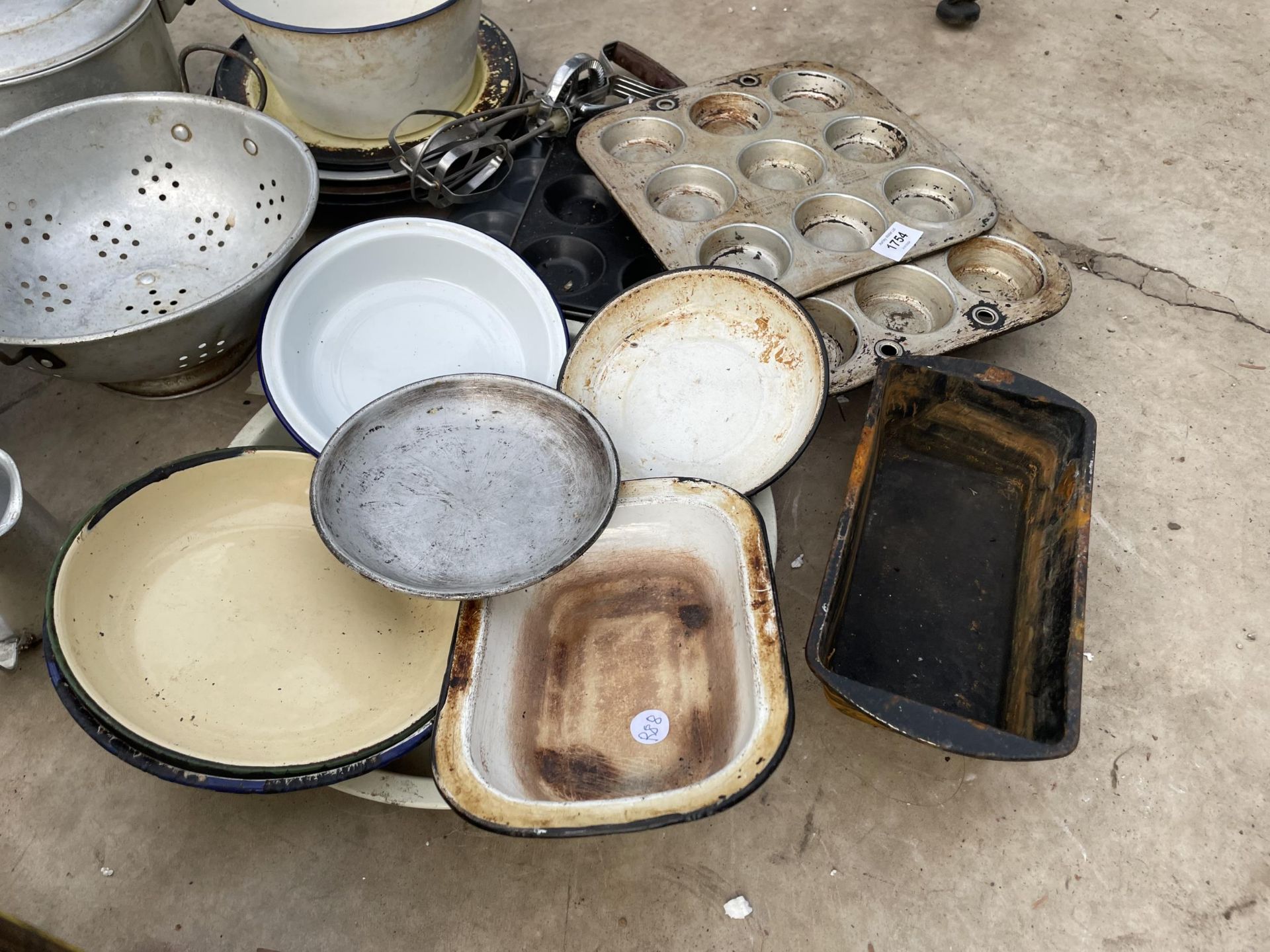 AN ASSORTMENT OF VINTAGE METAL KITCHEN ITEMS TO INCLUDE PANS, TINS AND TRAYS ETC - Bild 2 aus 2