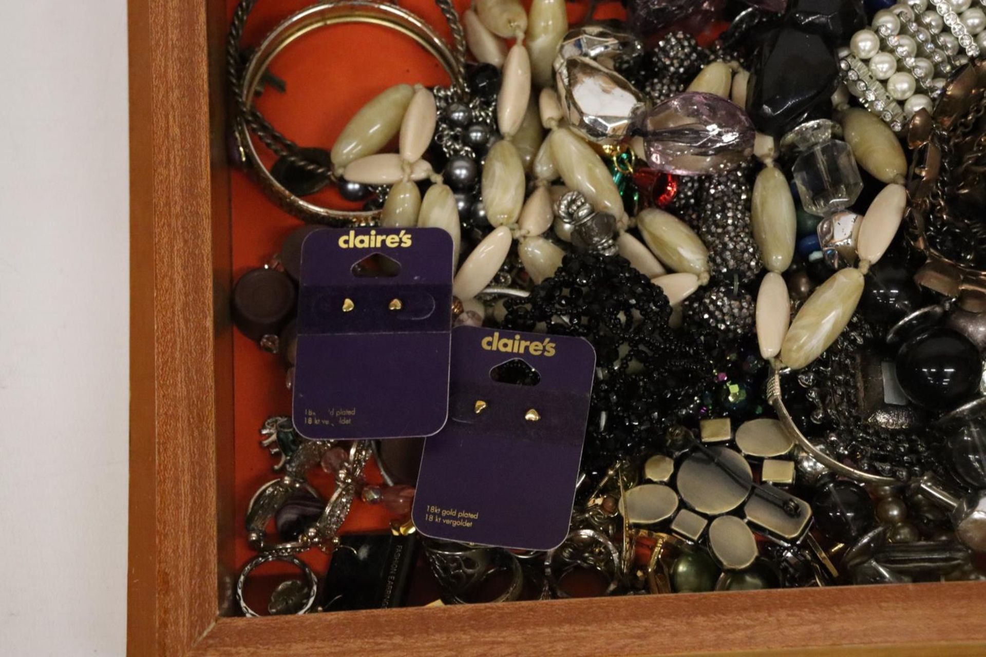 A QUANTITY OF COSTUME JEWELLERY IN A GLASS TOPPED DISPLAY CASE - Image 4 of 6