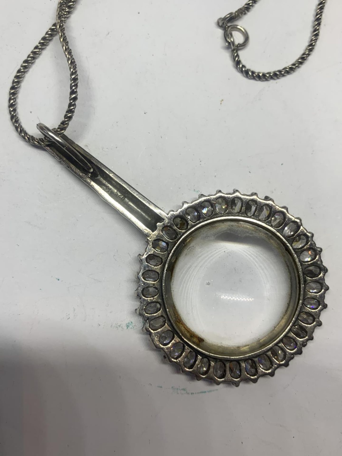 AN ORNATE SILVER MAGNIFYING GLASS ON A CHAIN WITH A PRESENTATION BOX - Bild 3 aus 4