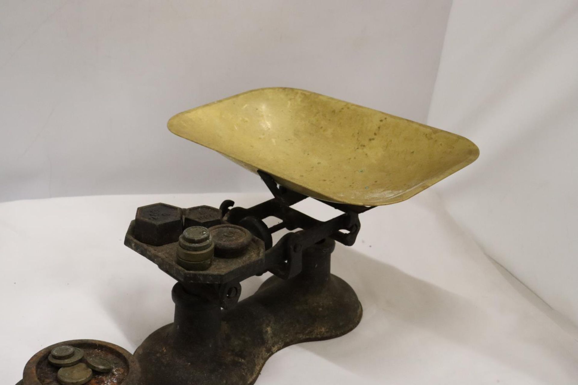 A HEAVY CAST SET OF VINTAGE SCALES WITH A BRASS PAN AND WEIGHTS - Image 3 of 6