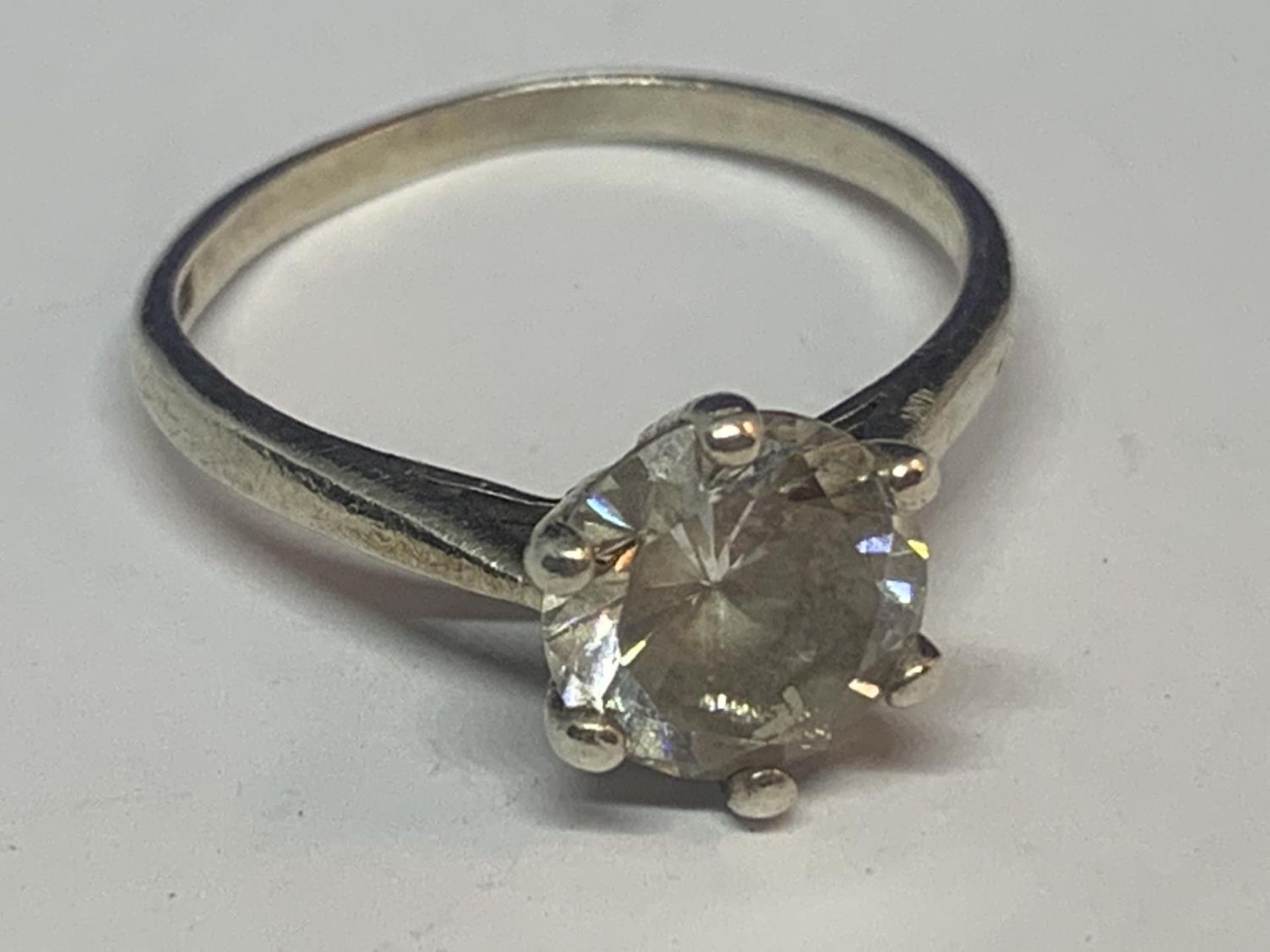 A SILVER RING WITH SOLITAIRE CLEAR STONE IN A PRESENTATION BOX - Image 2 of 4