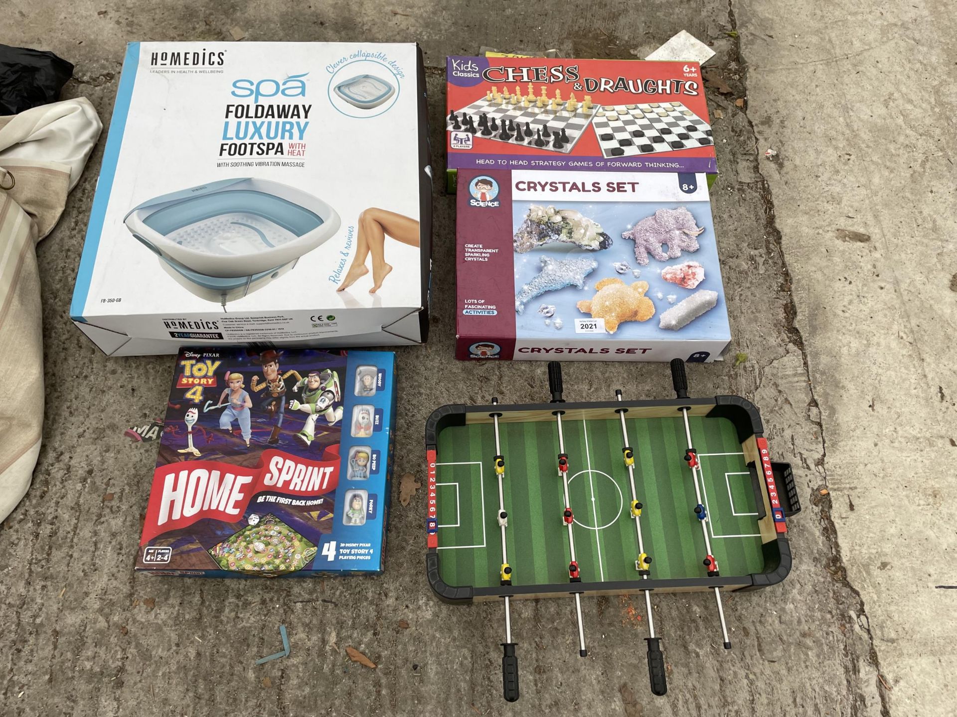 AN ASSORTMENT OF ITEMS TO INCLUDE A FOOT SPA, MINIATURE TABLE FOOTBALL AND A CRYSTALS SET ETC