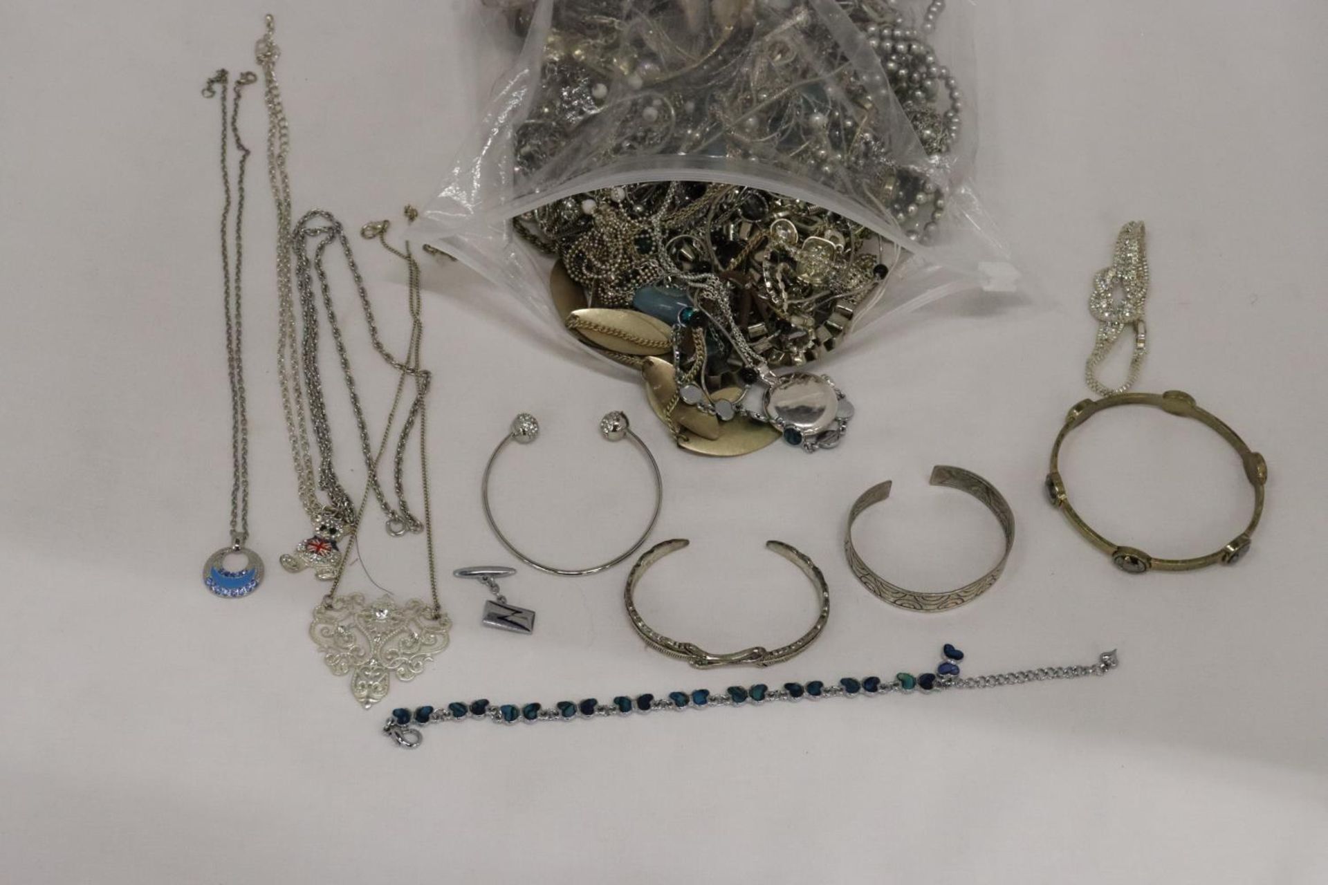 A LARGE QUANTITY OF WHITE METAL COSTUME JEWELLERY - Image 3 of 5