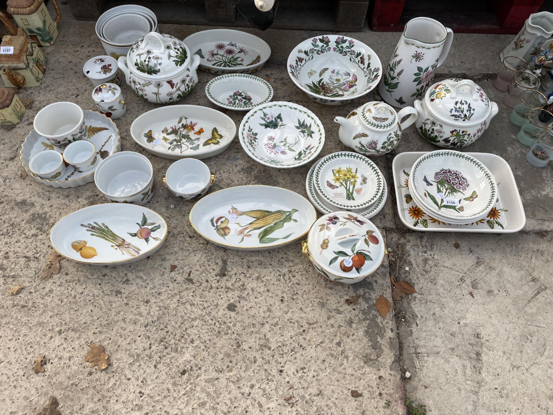 A LARGE ASSORTMENT OF ROYAL WORCESTER AND PORT MERION ITEMS TO INCLUDE DISHES, TUREENS AND BOWLS ETC