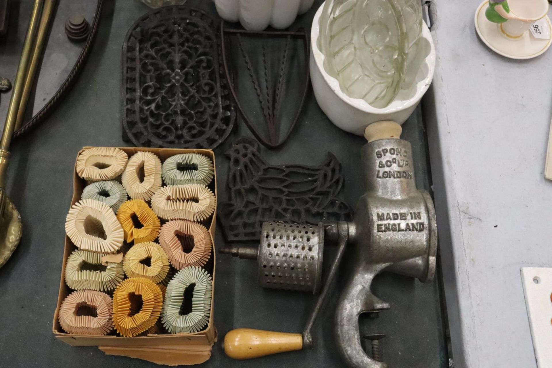 A MIXED LOT OF VINTAGE KITCHENALIA TO INCLUDE CERAMIC AND GLASS MOULDS, PIE DISH COLLARS, CAST - Image 4 of 5