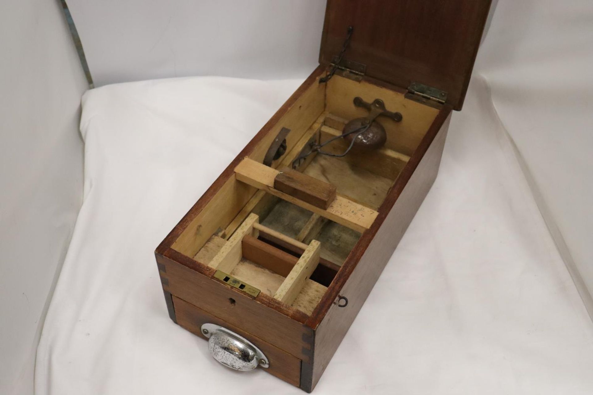 A VINTAGE WOODEN CASH TILL WITH WORKING BELL - Image 3 of 5