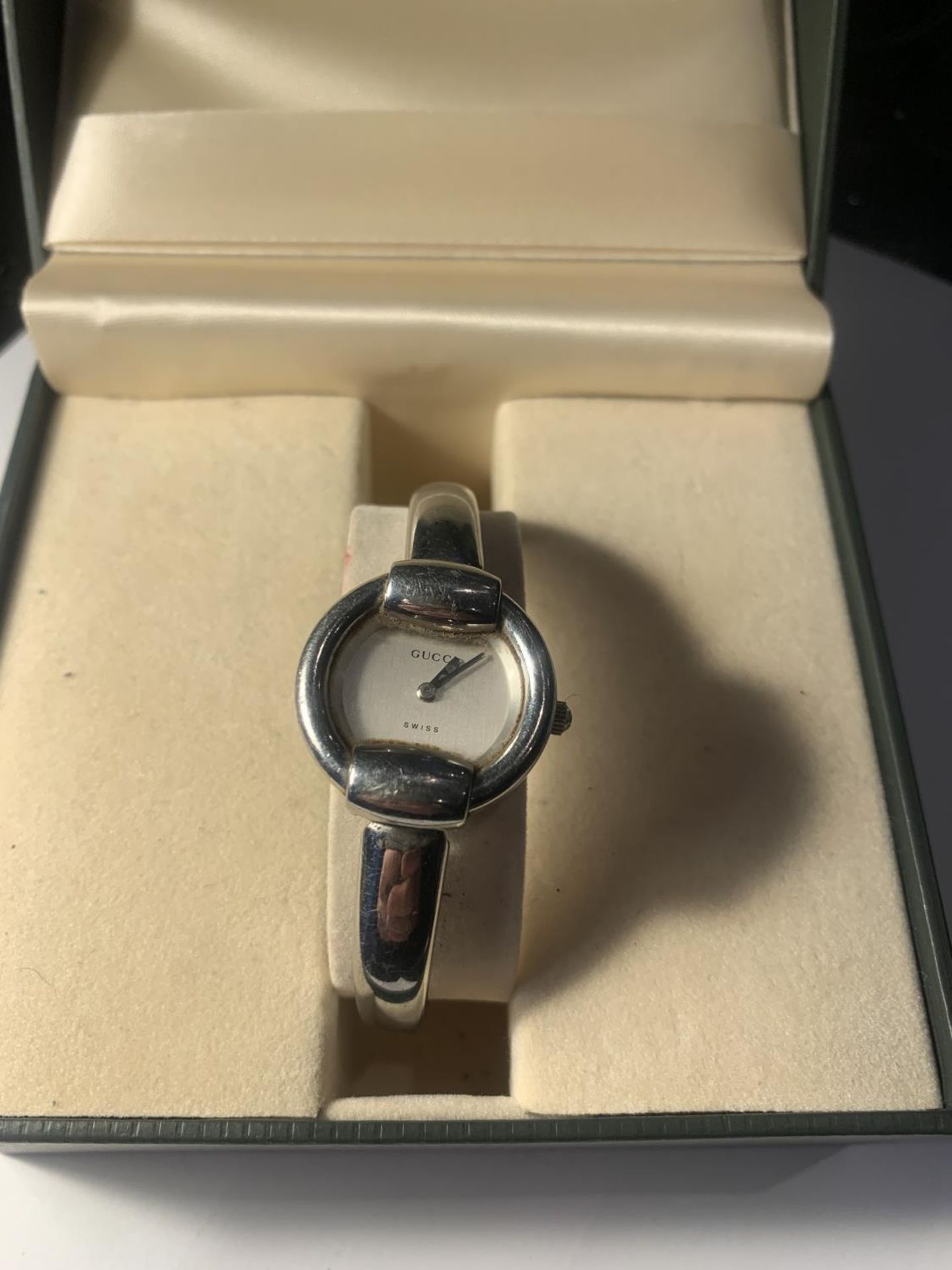 A GUCCI 1400L SWISS QUARTZ 3ATM ANALOGUE STAINLESS LADIES WRIST WATCH IN ORIGINAL PRESENTATION