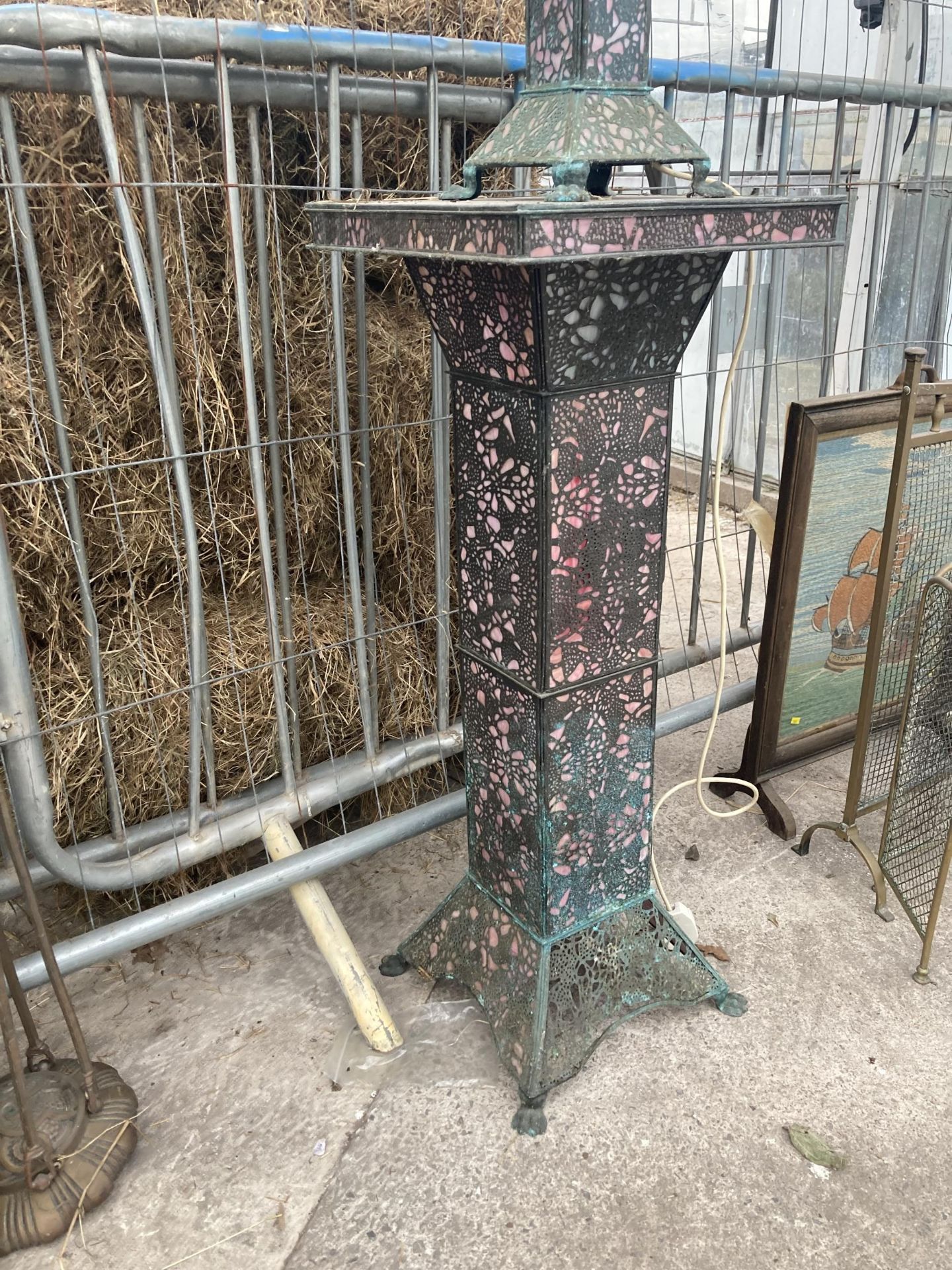 A VINTAGE COPPER JARDINIERE STAND WITH MATCHING TABLE LAMP - Image 3 of 5