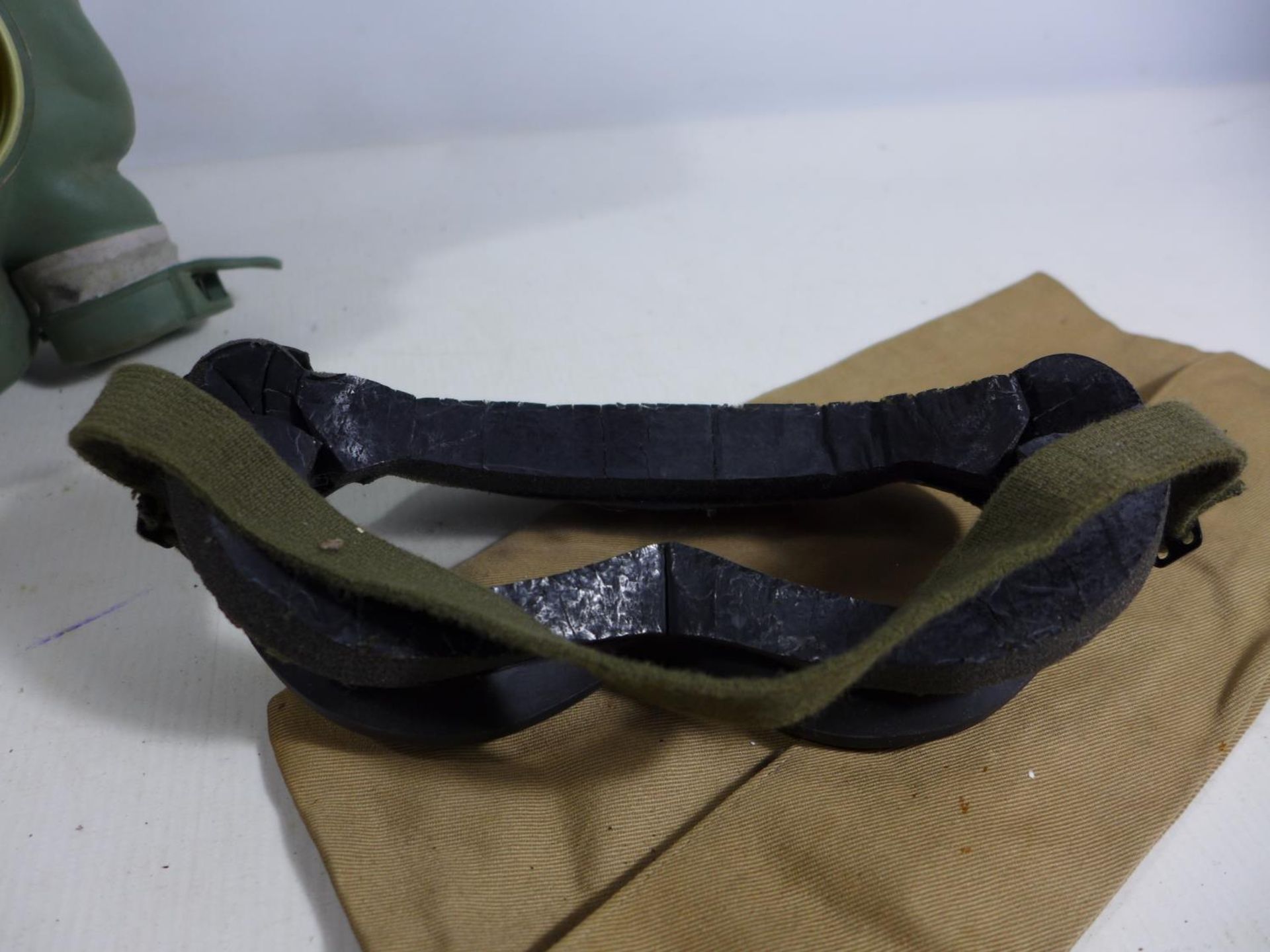 A LATE 20TH CENTURY GAS MASK, GOGGLES AND A HAT (3) - Image 4 of 4