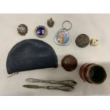 A MIXED VINTAGE LOT TO INCLUDE A BOXED SHOT GLASS, TWO HALLMARKED SILVER MANICURE ITEMS, BADGES, ETC