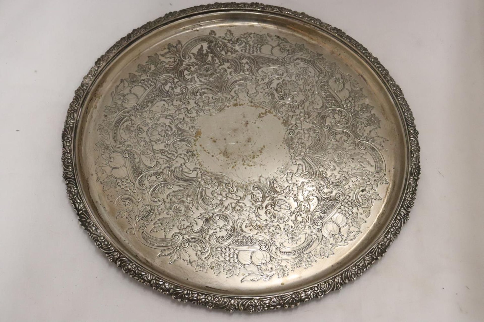 A SILVER PLATE ON COPPER TRAY TOGETHER WITH TWO EASTERN STYLE TRAYS - Image 5 of 5