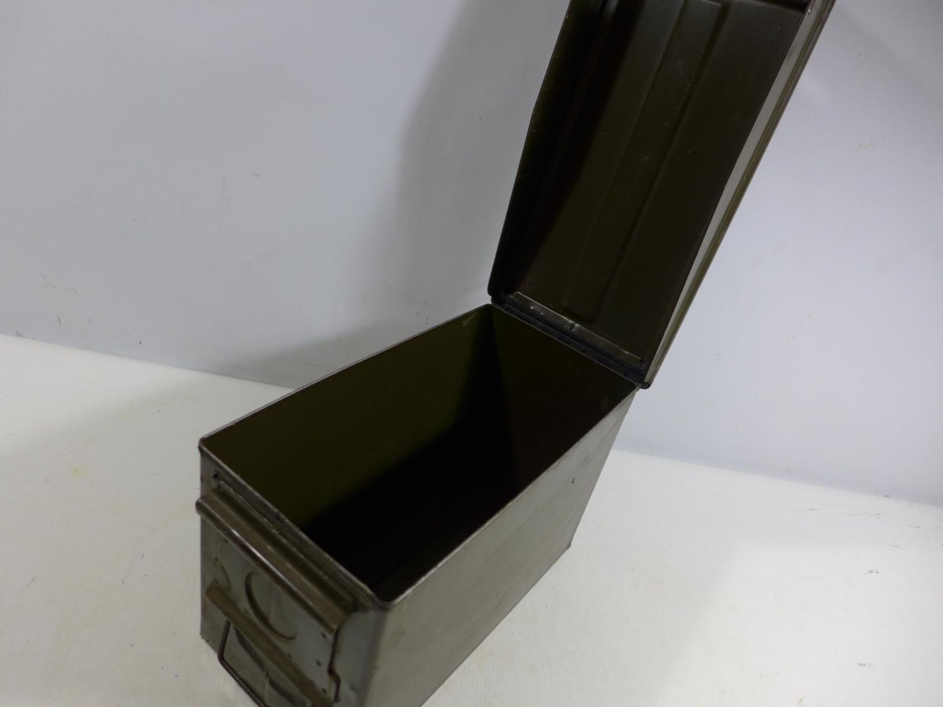 A GREEN PAINTED AMMUNITION BOX - Image 3 of 3