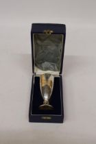 A CASED HALL MARKED SILVER GOBLET COMMERATING 100 YEARS OF MONARCHY - WEIGHT 171 GRAM